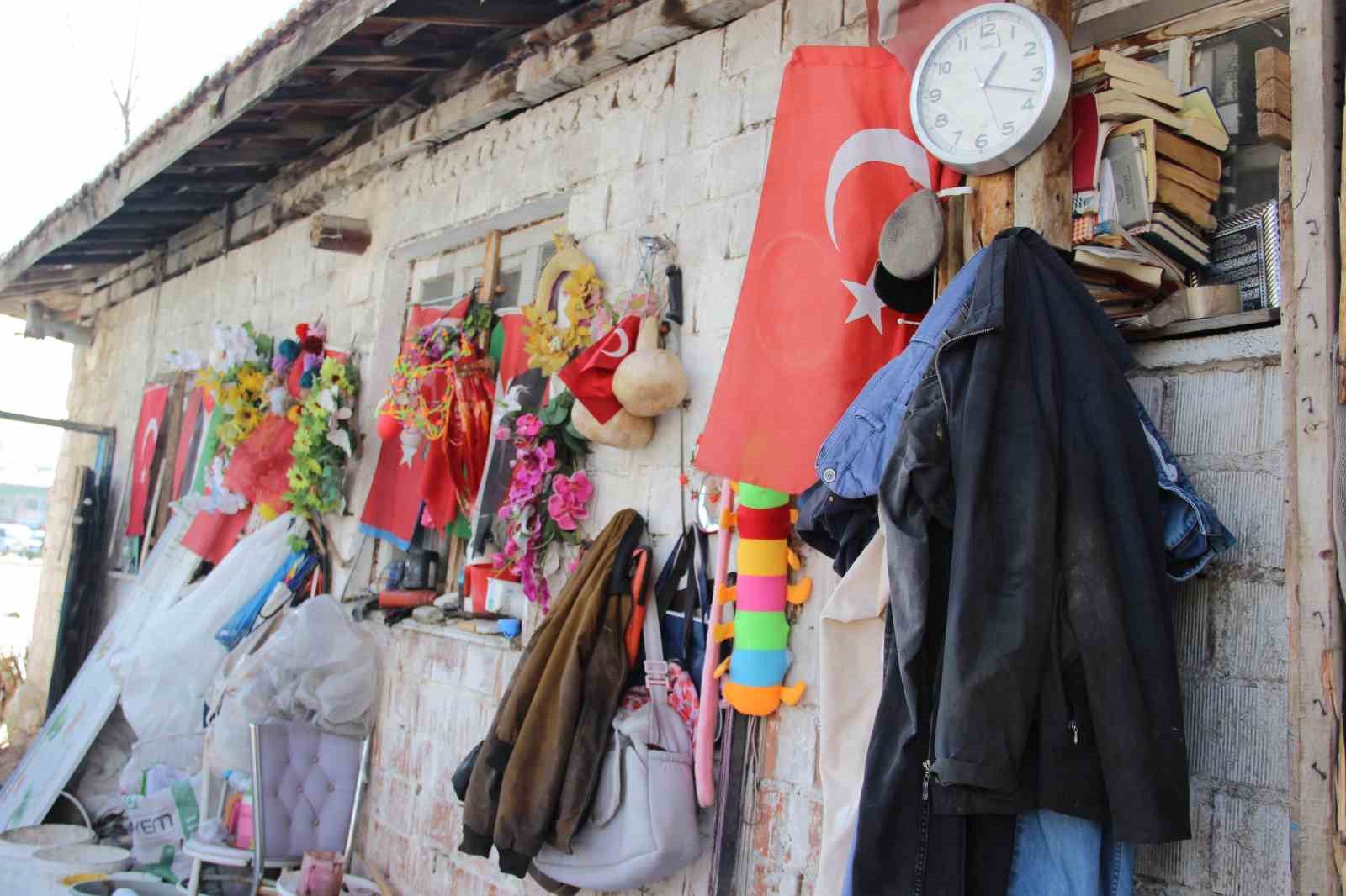 79 yaşındaki adamın bayrak hassasiyeti: Atık toplarken bulduğu bayrakları evinin duvarına asıyor
