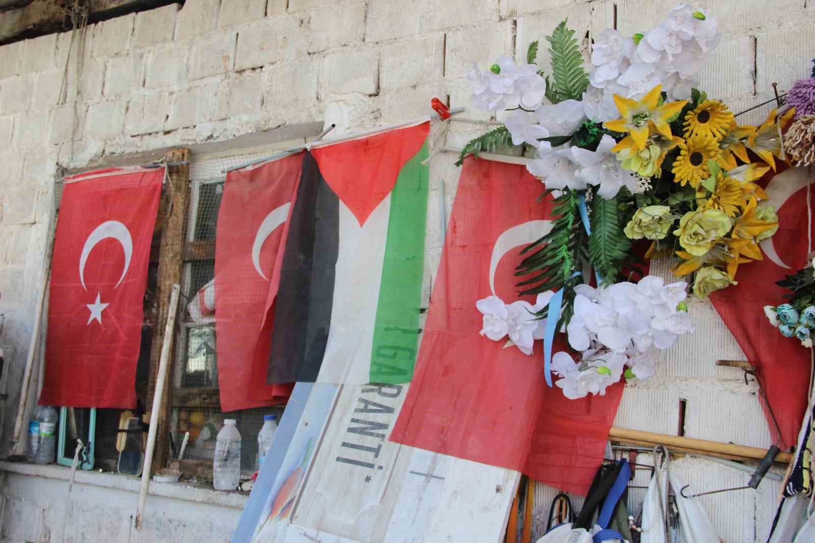 79 yaşındaki adamın bayrak hassasiyeti: Atık toplarken bulduğu bayrakları evinin duvarına asıyor
