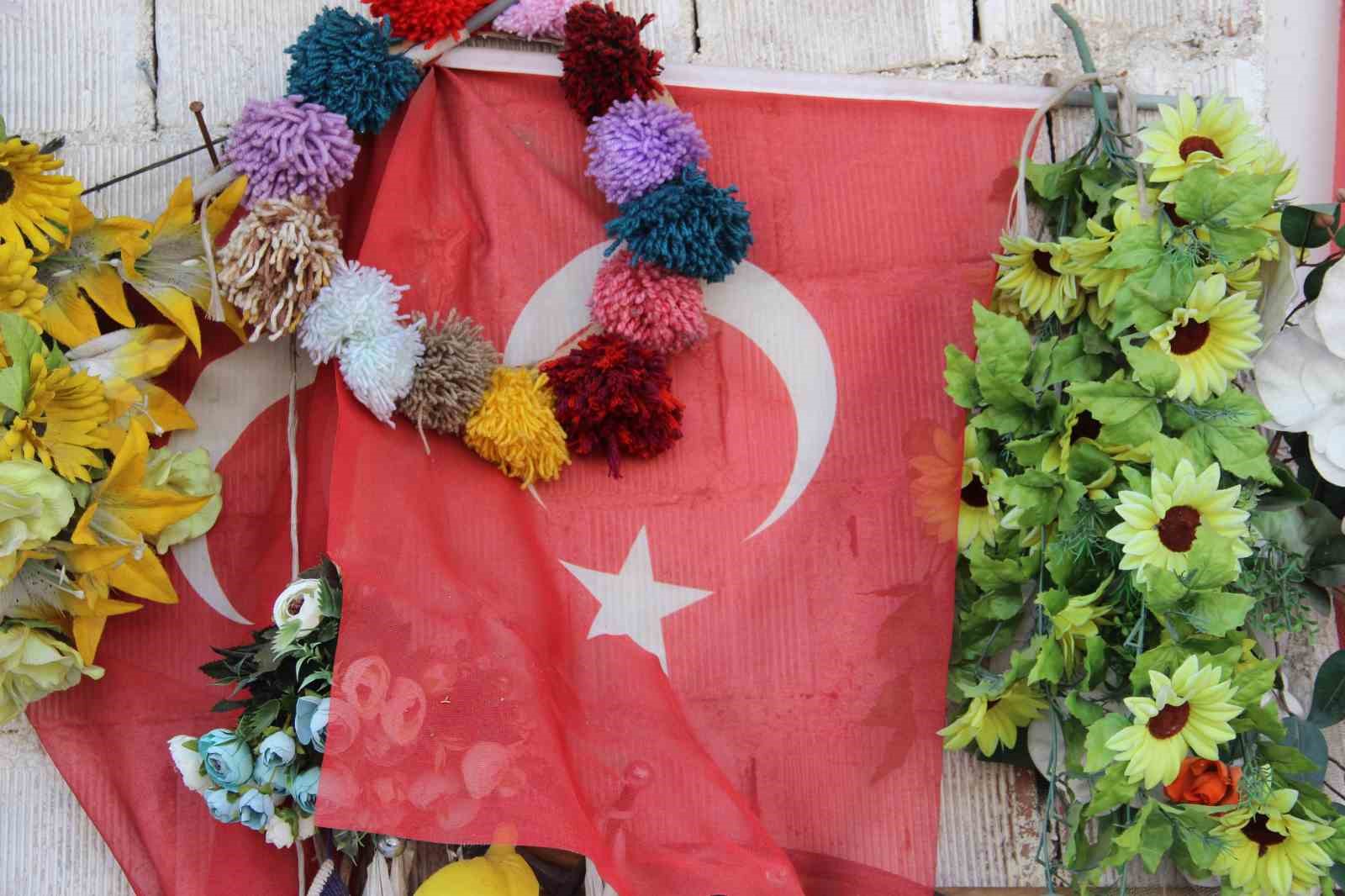 79 yaşındaki adamın bayrak hassasiyeti: Atık toplarken bulduğu bayrakları evinin duvarına asıyor
