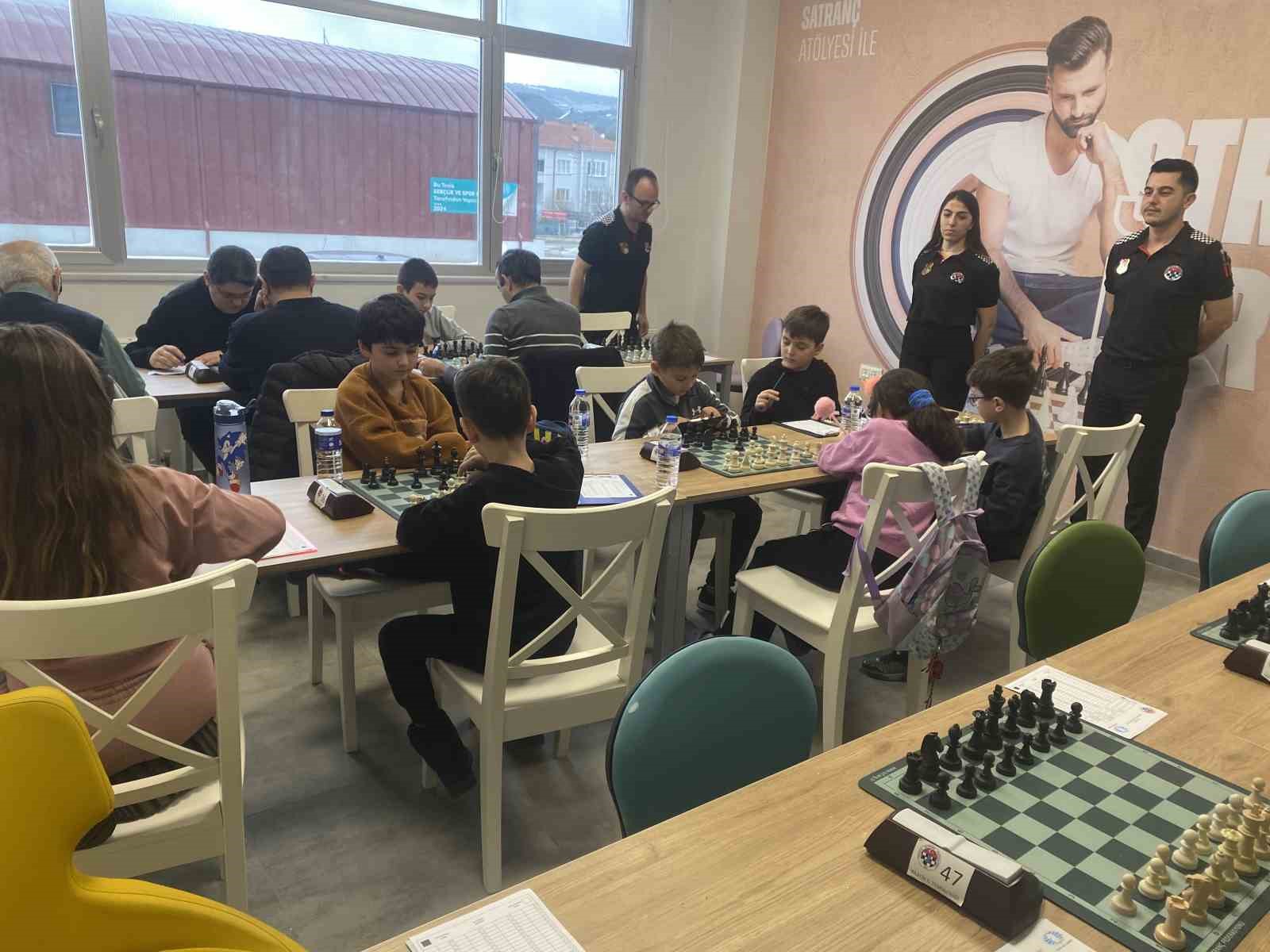 7’den 70’e ’Satranç Turnuvası’nda ter döktü
