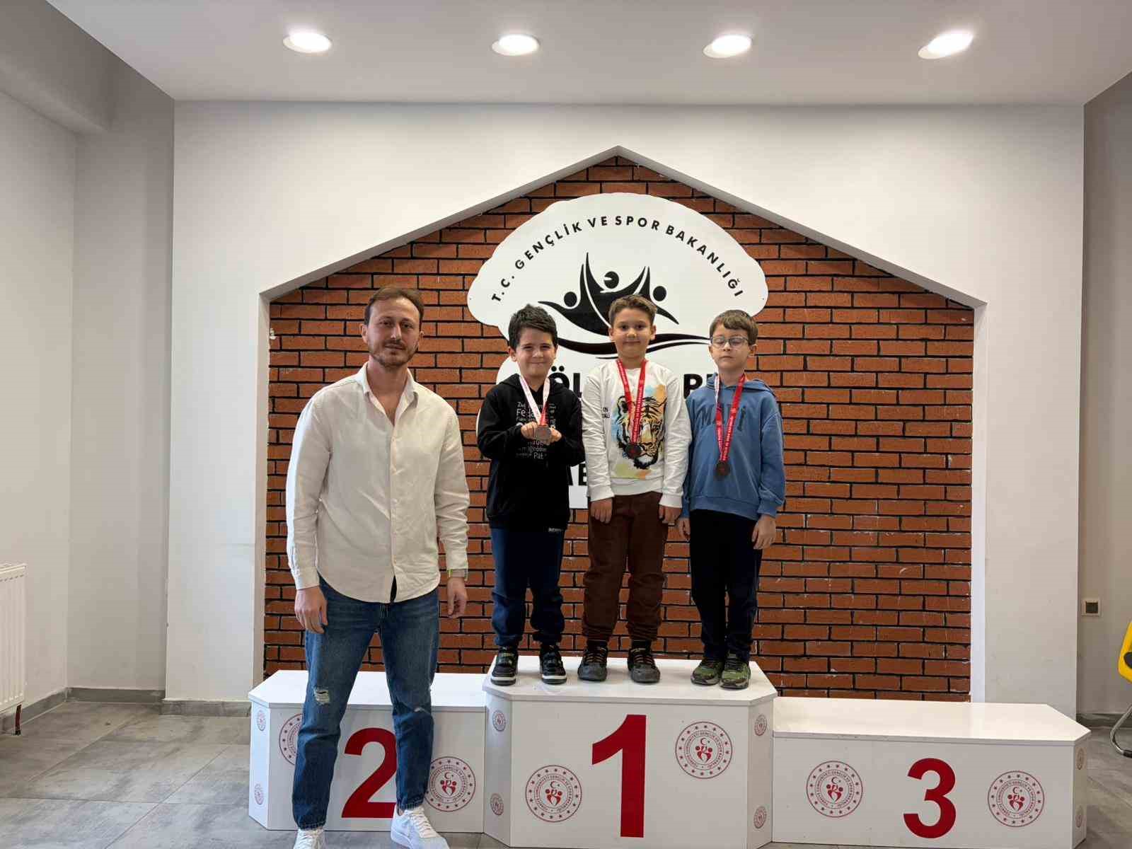 7’den 70’e ’Satranç Turnuvası’nda ter döktü
