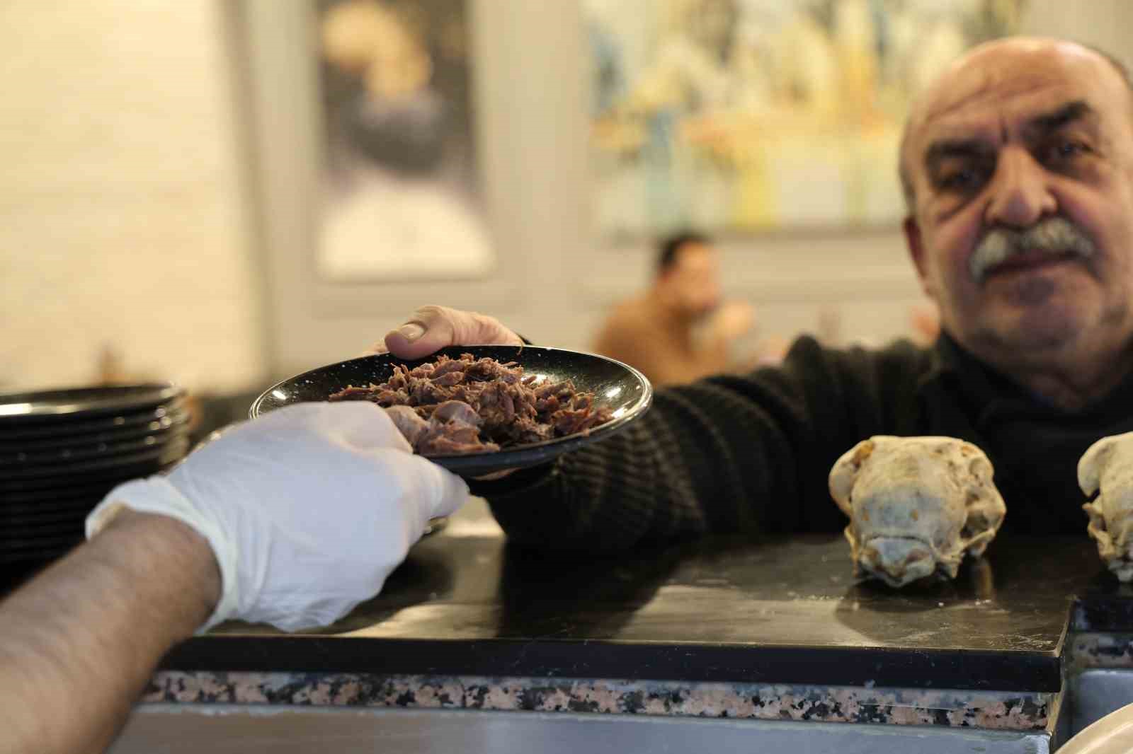 8 adet pirana balığı 12 yıldır kelle paçayla besleniyor
