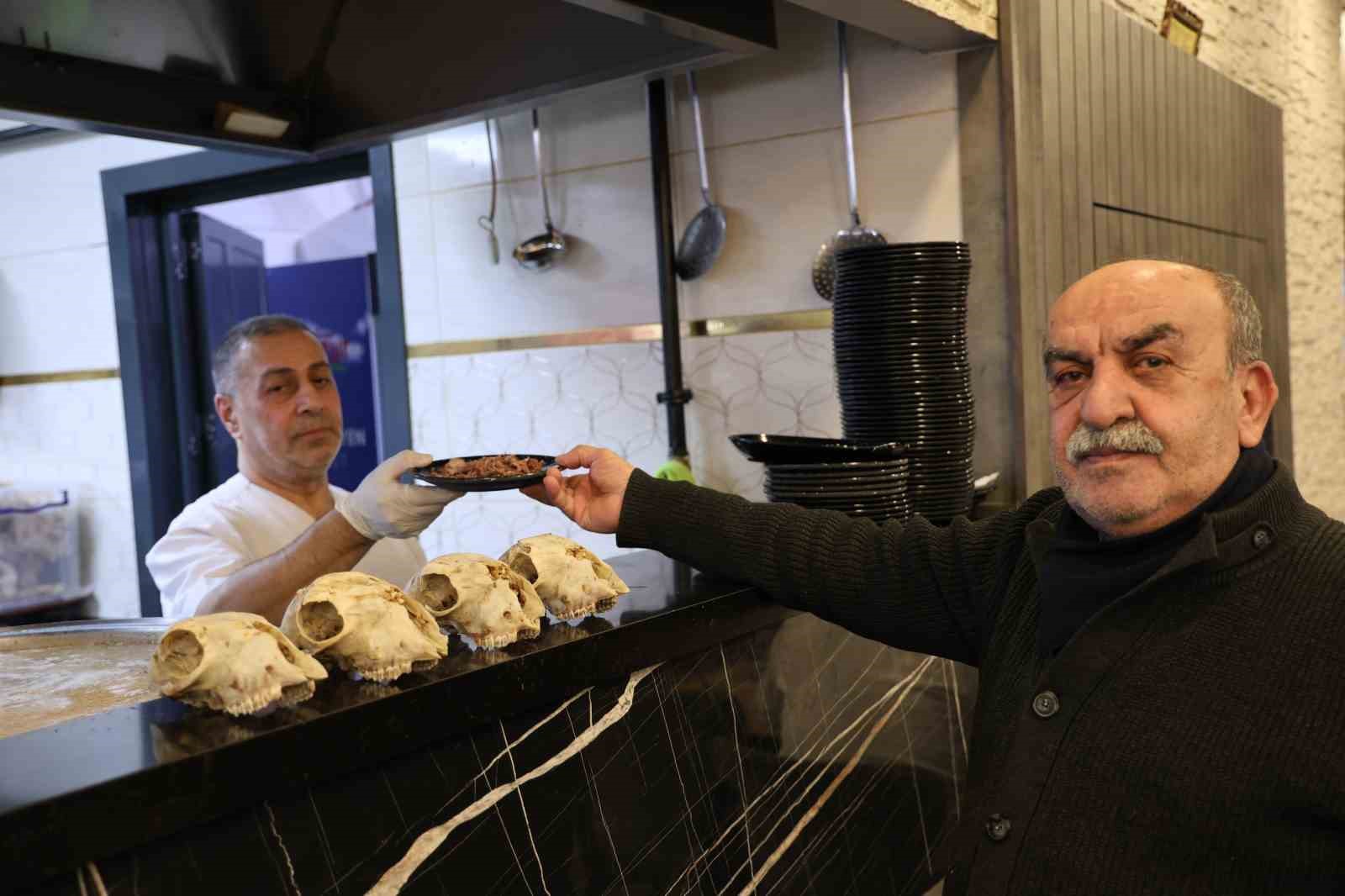 8 adet pirana balığı 12 yıldır kelle paçayla besleniyor
