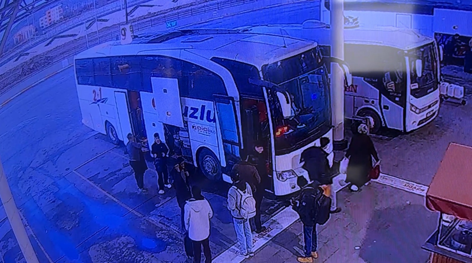 8 kişinin hayatını kaybettiği kazaya karışan otobüs Isparta’dan son kez yolcu alırken görüntülendi
8 kişinin hayatını kaybettiği kazaya karışan otobüs Isparta’dan son kez yolcu alırken görüntülendi