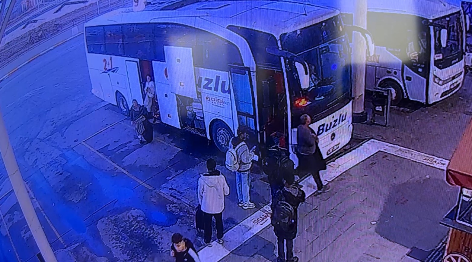 8 kişinin hayatını kaybettiği kazaya karışan otobüs Isparta’dan son kez yolcu alırken görüntülendi
8 kişinin hayatını kaybettiği kazaya karışan otobüs Isparta’dan son kez yolcu alırken görüntülendi