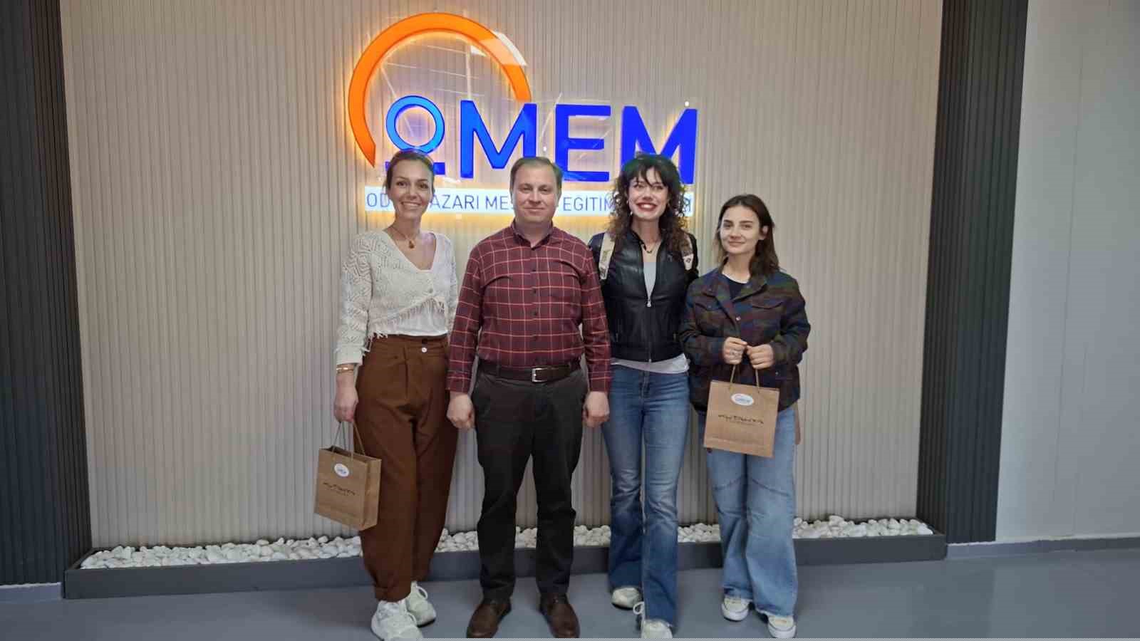 8 Mart Dünya Kadınlar Günü’nde öğretmenlerini ve çalışanlarını unutmadılar
