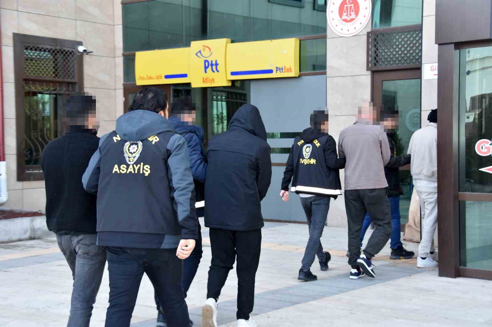 8 milyon TL’lik vurgun yapan sahte polis ve savcılar yakalandı
8 milyon TL’lik vurgun yapan sahte polis ve savcılar yakalandı