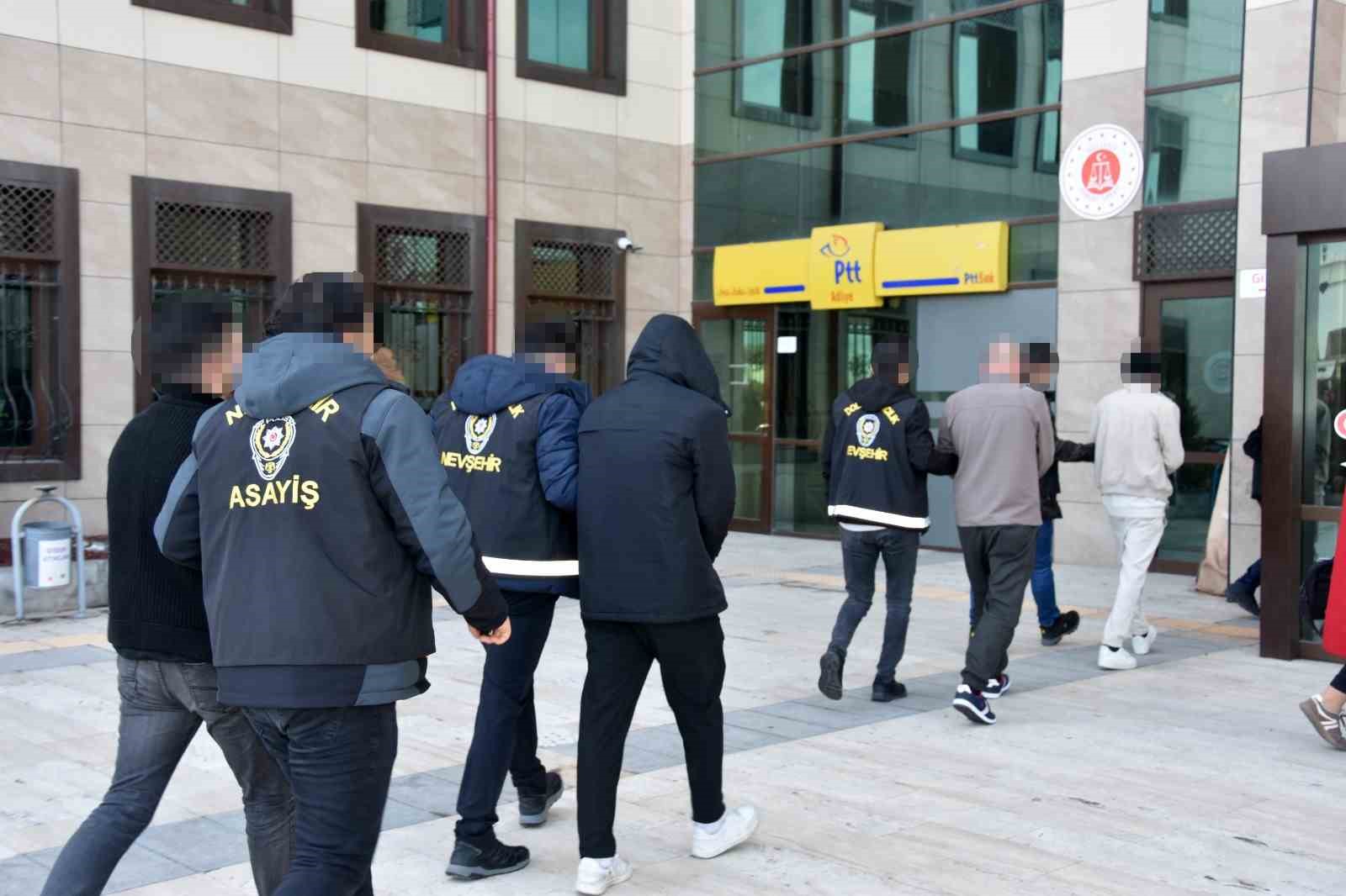8 milyon TL’lik vurgun yapan sahte polis ve savcılar yakalandı
8 milyon TL’lik vurgun yapan sahte polis ve savcılar yakalandı
