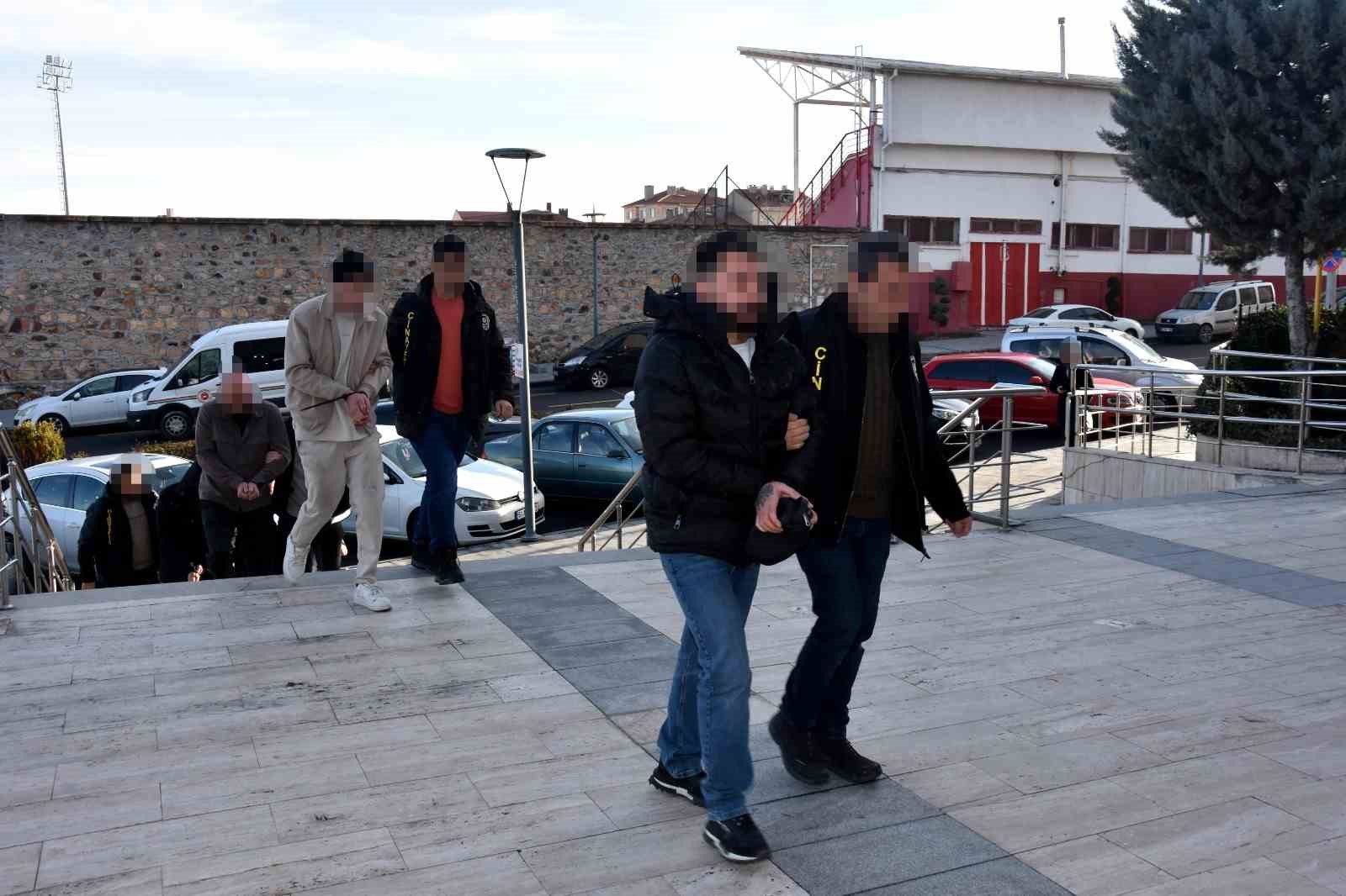 8 milyon TL’lik vurgun yapan sahte polis ve savcılar yakalandı
8 milyon TL’lik vurgun yapan sahte polis ve savcılar yakalandı