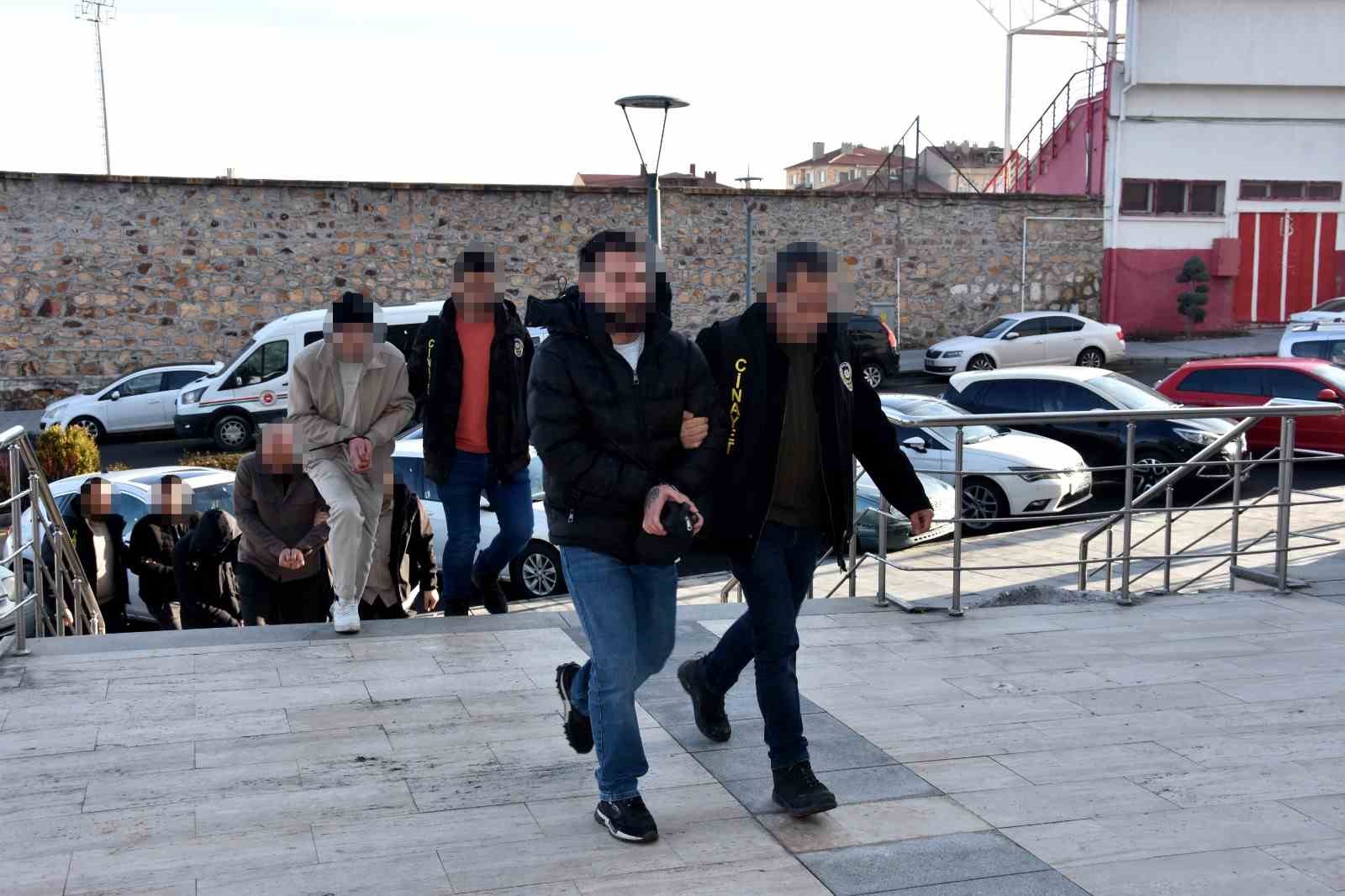 8 milyon TL’lik vurgun yapan sahte polis ve savcılar yakalandı
8 milyon TL’lik vurgun yapan sahte polis ve savcılar yakalandı