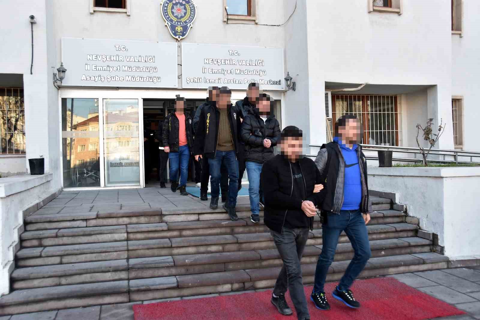 8 milyon TL’lik vurgun yapan sahte polis ve savcılar yakalandı
8 milyon TL’lik vurgun yapan sahte polis ve savcılar yakalandı