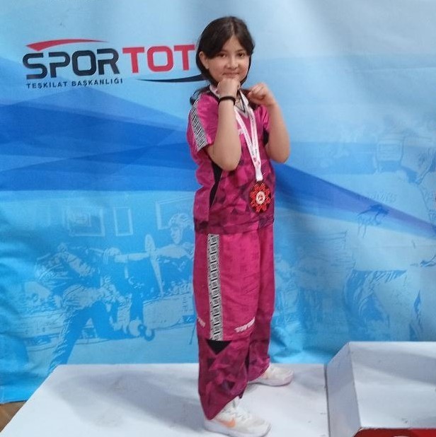 8 yaşındaki demir yumruk Nebahat Eda’dan gururlandıran başarı
8 yaşındaki demir yumruk Nebahat Eda’dan gururlandıran başarı