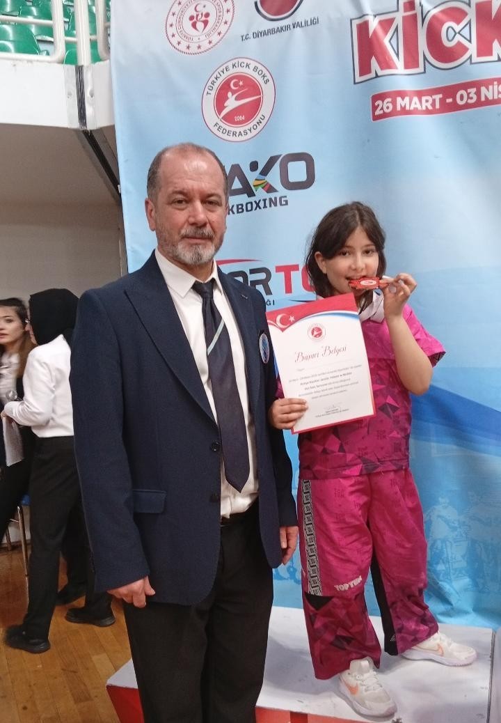 8 yaşındaki demir yumruk Nebahat Eda’dan gururlandıran başarı
8 yaşındaki demir yumruk Nebahat Eda’dan gururlandıran başarı