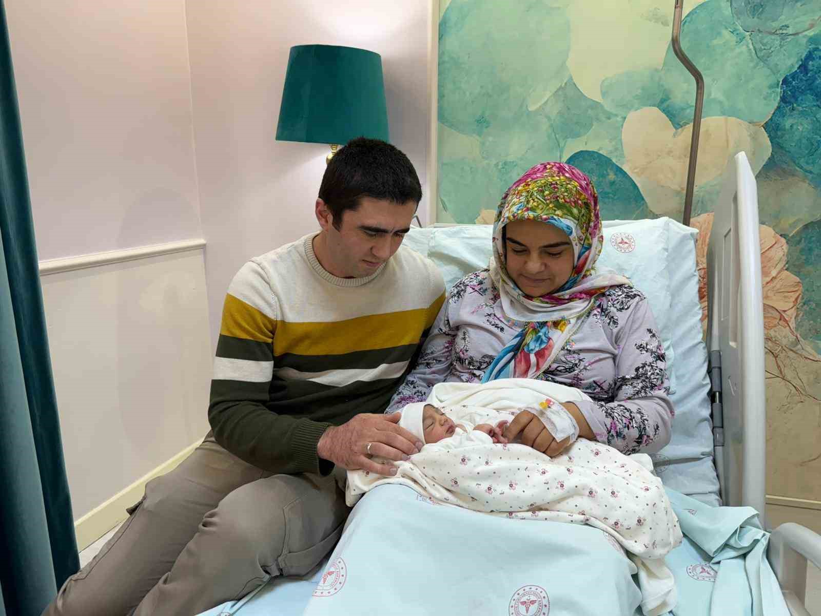 8 yıllık evlat hasreti yılbaşında son buldu: Tunceli’de 2026’nın ilk bebeği "Sahra" dünyaya gözlerini açtı
8 yıllık evlat hasreti yılbaşında son buldu: Tunceli’de 2026’nın ilk bebeği "Sahra" dünyaya gözlerini açtı