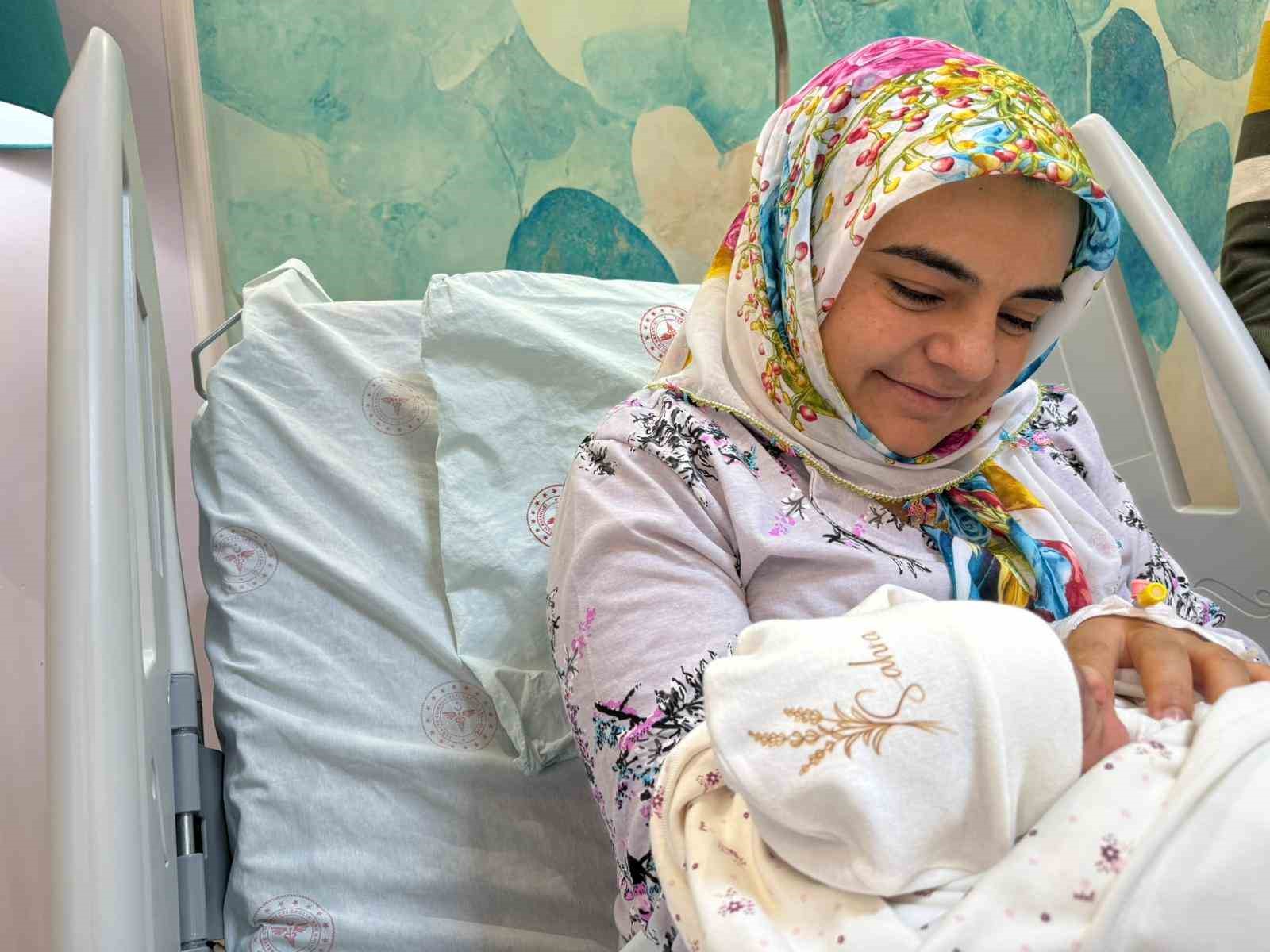 8 yıllık evlat hasreti yılbaşında son buldu: Tunceli’de 2026’nın ilk bebeği "Sahra" dünyaya gözlerini açtı
8 yıllık evlat hasreti yılbaşında son buldu: Tunceli’de 2026’nın ilk bebeği "Sahra" dünyaya gözlerini açtı