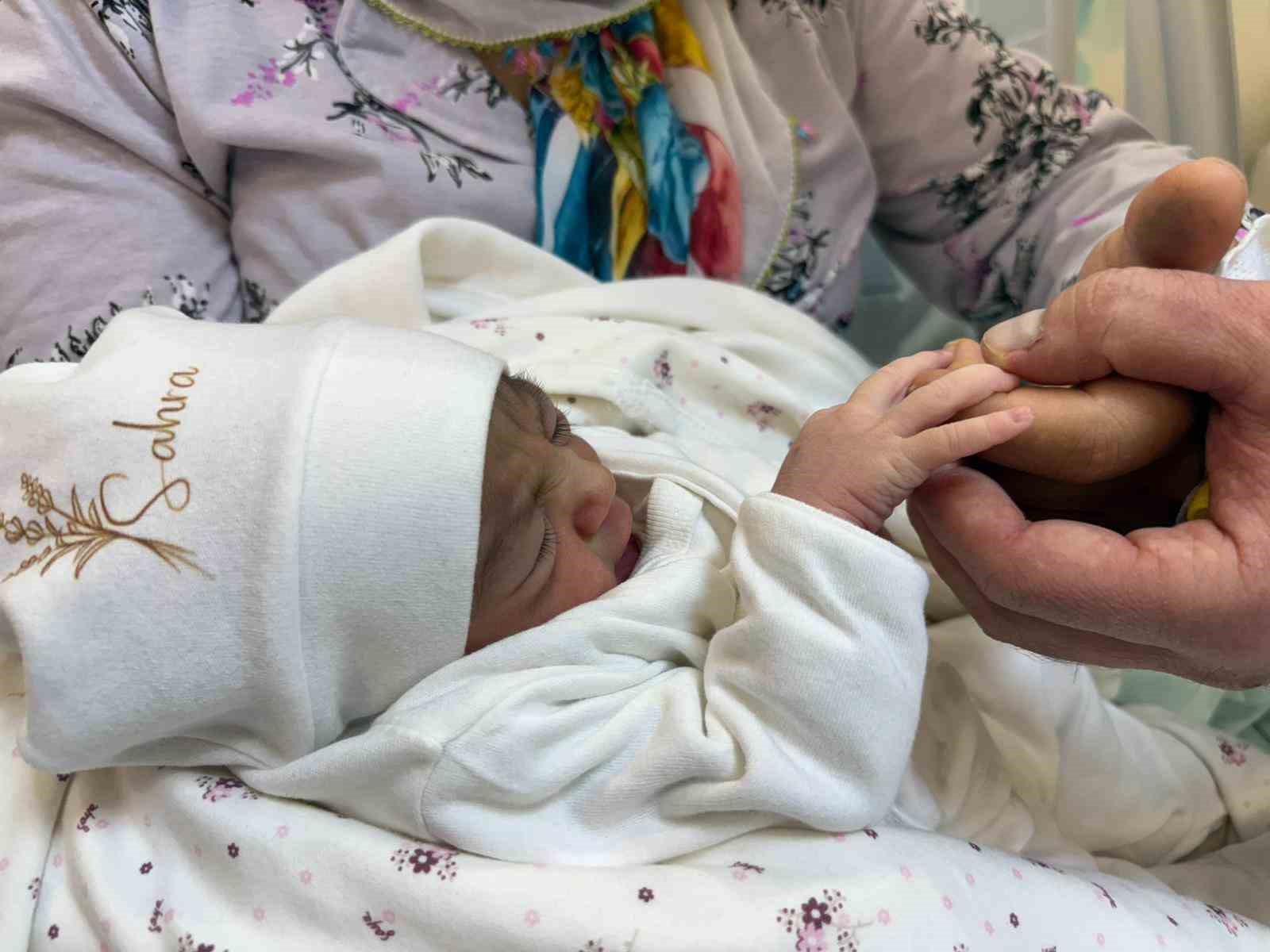 8 yıllık evlat hasreti yılbaşında son buldu: Tunceli’de 2026’nın ilk bebeği "Sahra" dünyaya gözlerini açtı
8 yıllık evlat hasreti yılbaşında son buldu: Tunceli’de 2026’nın ilk bebeği "Sahra" dünyaya gözlerini açtı