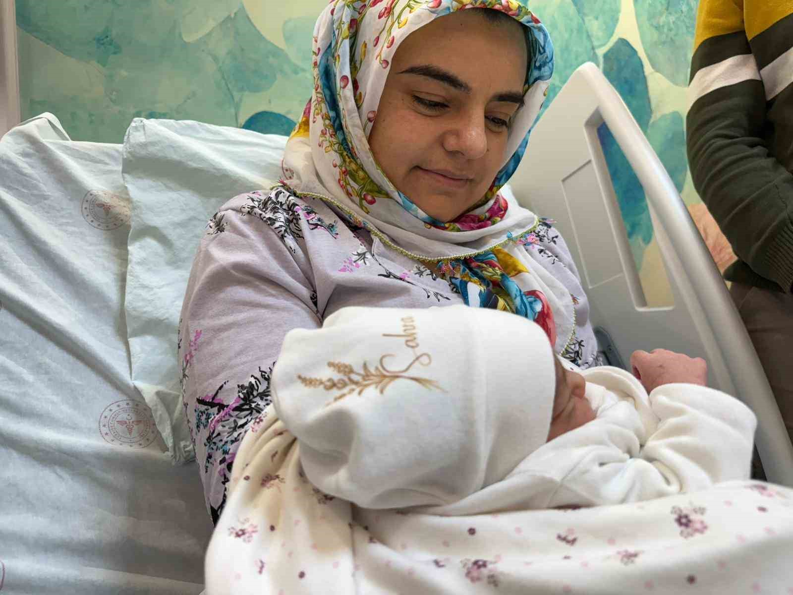 8 yıllık evlat hasreti yılbaşında son buldu: Tunceli’de 2026’nın ilk bebeği "Sahra" dünyaya gözlerini açtı
8 yıllık evlat hasreti yılbaşında son buldu: Tunceli’de 2026’nın ilk bebeği "Sahra" dünyaya gözlerini açtı