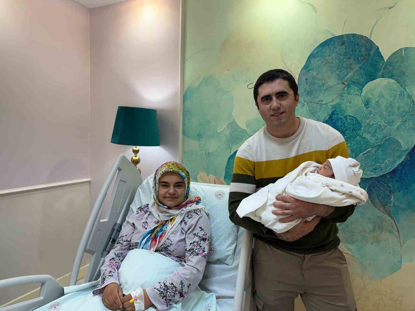 8 yıllık evlat hasreti yılbaşında son buldu: Tunceli’de 2026’nın ilk bebeği "Sahra" dünyaya gözlerini açtı
8 yıllık evlat hasreti yılbaşında son buldu: Tunceli’de 2026’nın ilk bebeği "Sahra" dünyaya gözlerini açtı