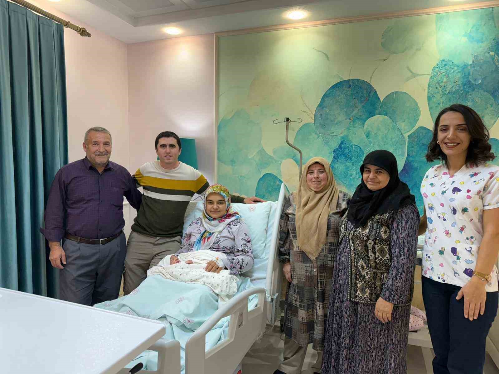 8 yıllık evlat hasreti yılbaşında son buldu: Tunceli’de 2026’nın ilk bebeği "Sahra" dünyaya gözlerini açtı
8 yıllık evlat hasreti yılbaşında son buldu: Tunceli’de 2026’nın ilk bebeği "Sahra" dünyaya gözlerini açtı