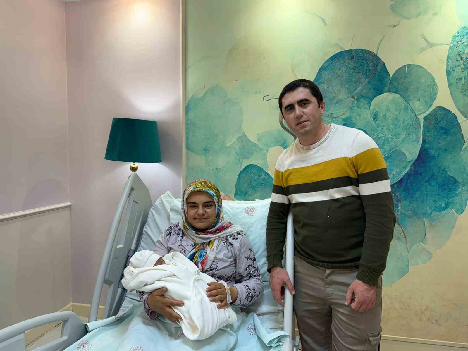 8 yıllık evlat hasreti yılbaşında son buldu: Tunceli’de 2026’nın ilk bebeği "Sahra" dünyaya gözlerini açtı
8 yıllık evlat hasreti yılbaşında son buldu: Tunceli’de 2026’nın ilk bebeği "Sahra" dünyaya gözlerini açtı