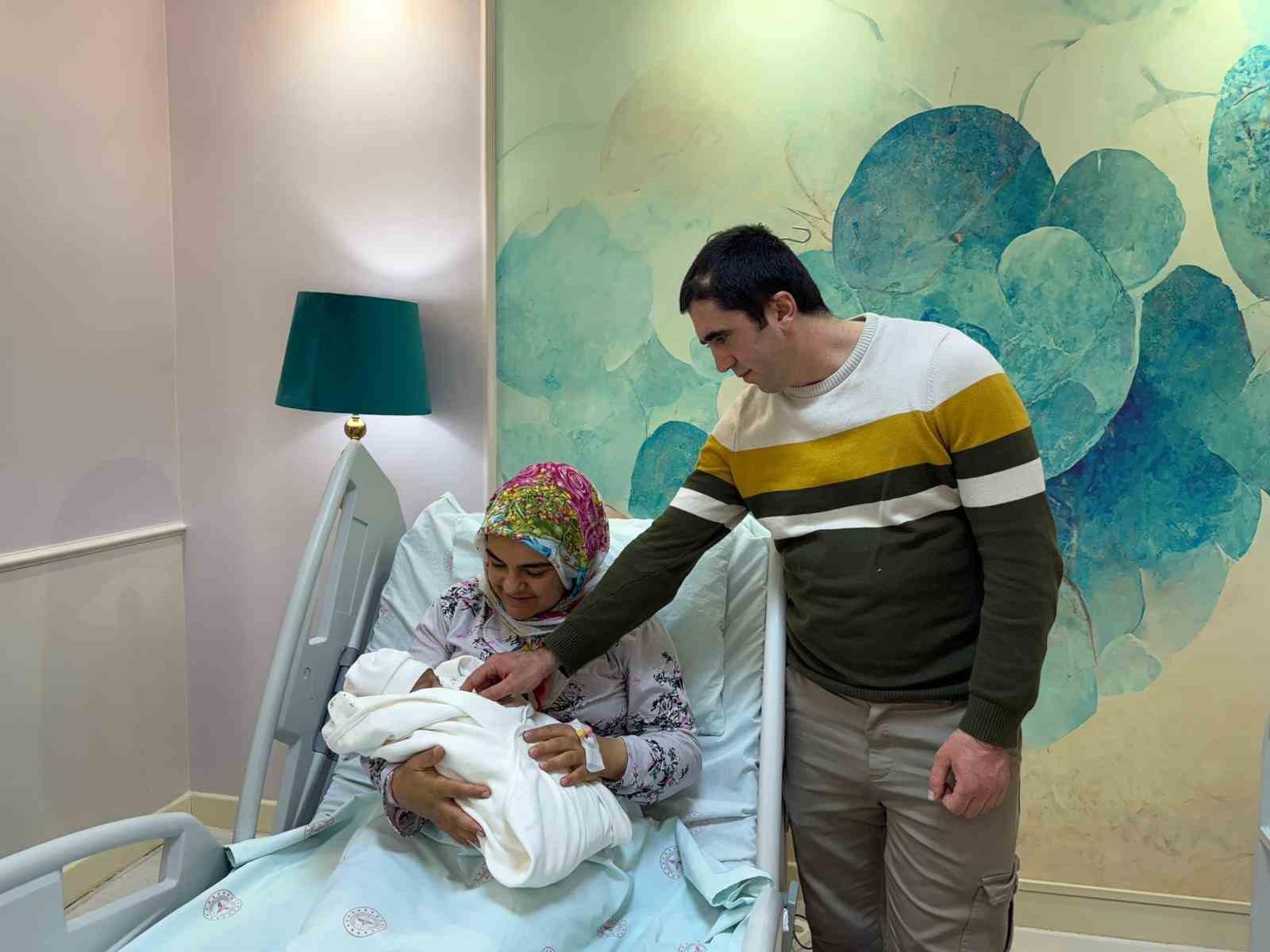 8 yıllık evlat hasreti yılbaşında son buldu: Tunceli’de 2026’nın ilk bebeği "Sahra" dünyaya gözlerini açtı
8 yıllık evlat hasreti yılbaşında son buldu: Tunceli’de 2026’nın ilk bebeği "Sahra" dünyaya gözlerini açtı