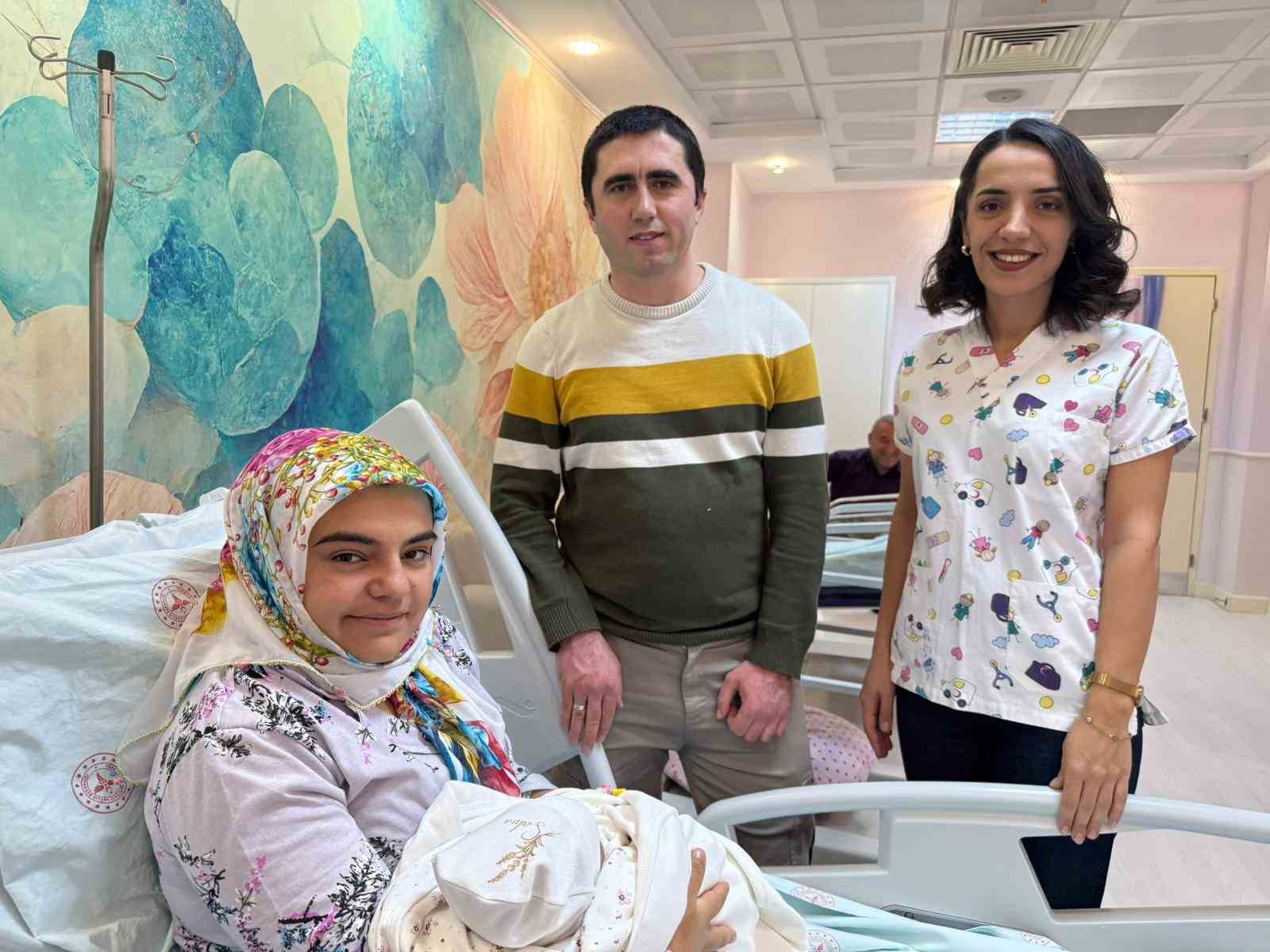 8 yıllık evlat hasreti yılbaşında son buldu: Tunceli’de 2026’nın ilk bebeği "Sahra" dünyaya gözlerini açtı
8 yıllık evlat hasreti yılbaşında son buldu: Tunceli’de 2026’nın ilk bebeği "Sahra" dünyaya gözlerini açtı