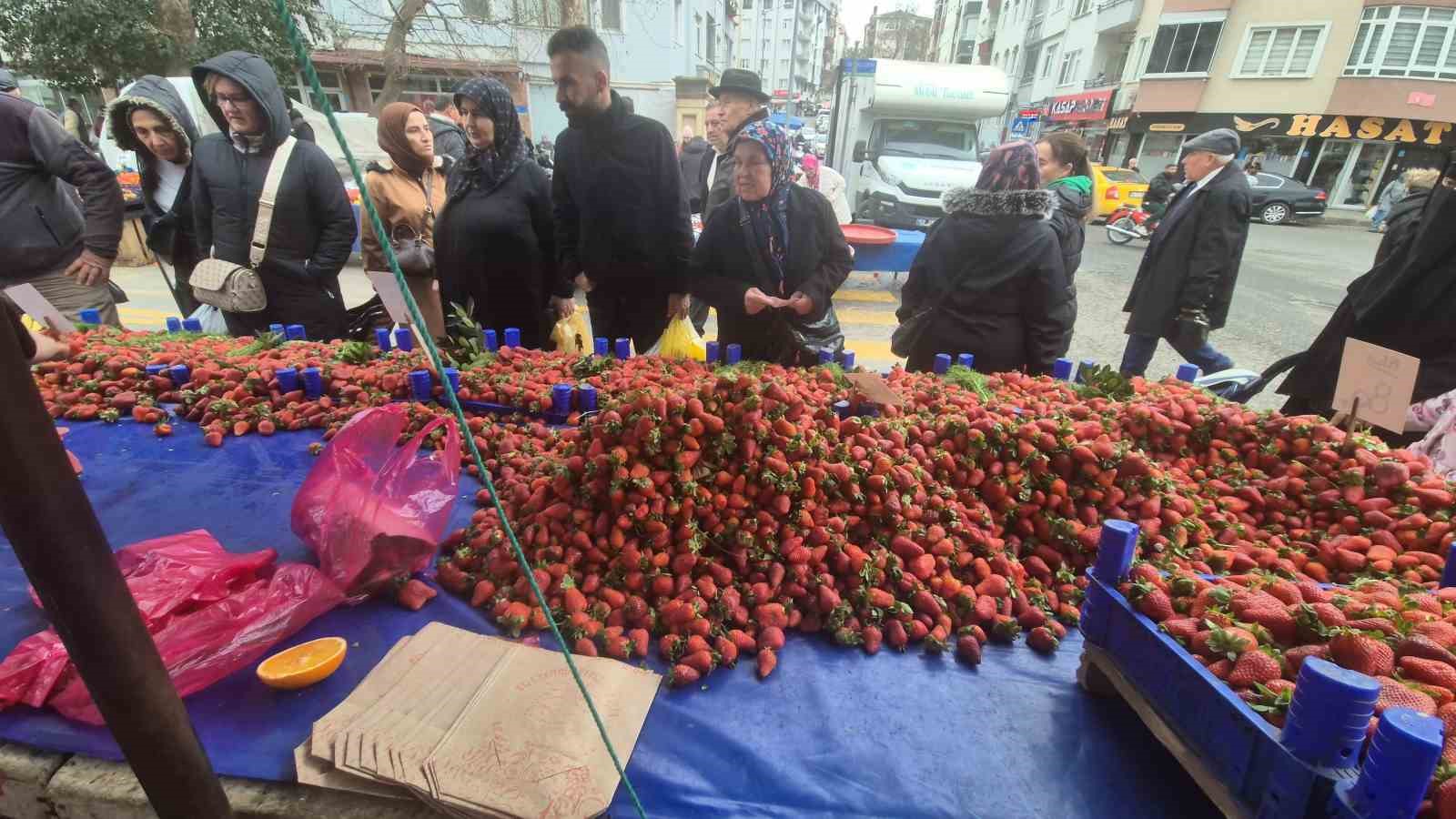 80 TL’lik çileğe yoğun ilgi
