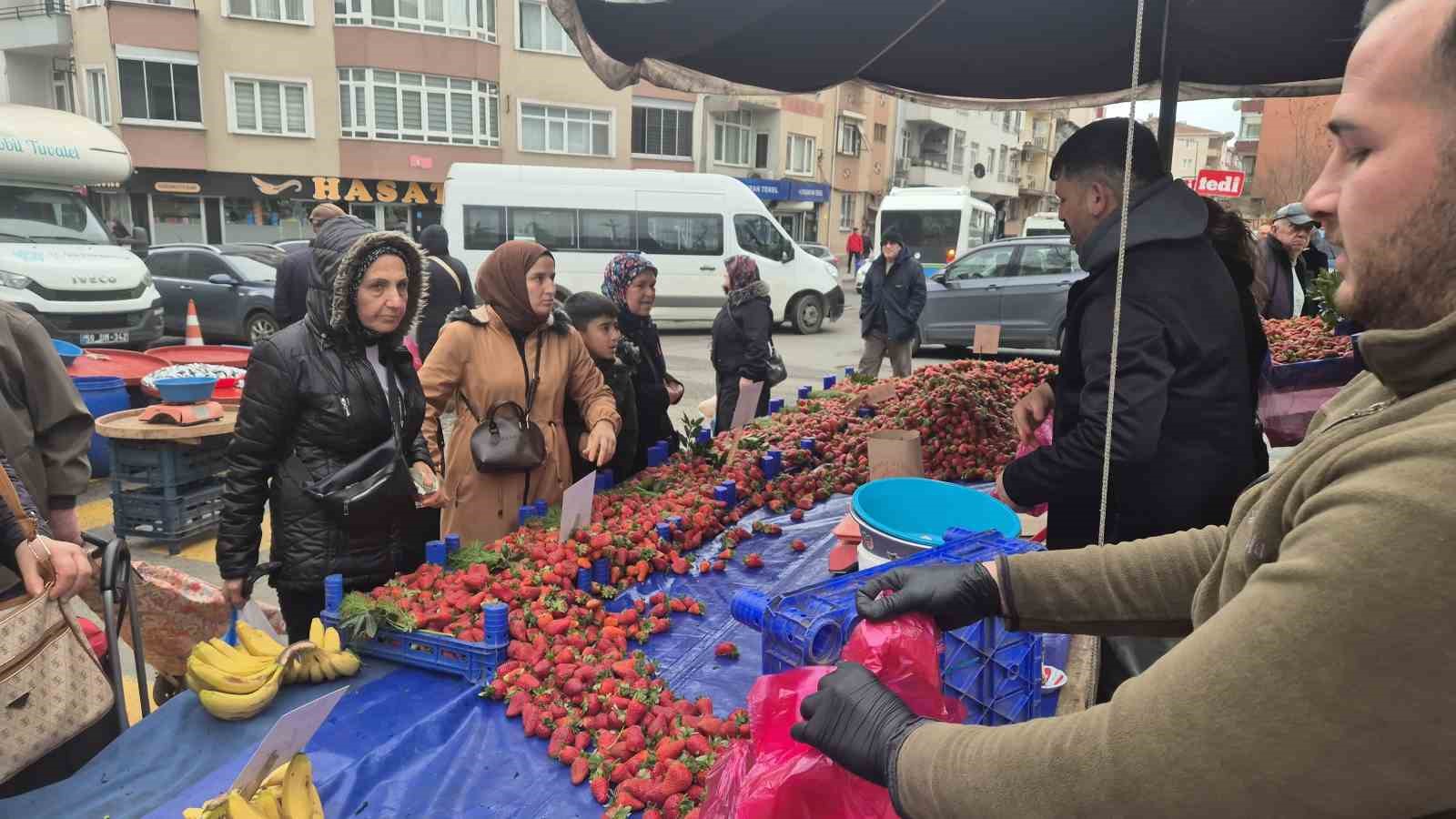 80 TL’lik çileğe yoğun ilgi
