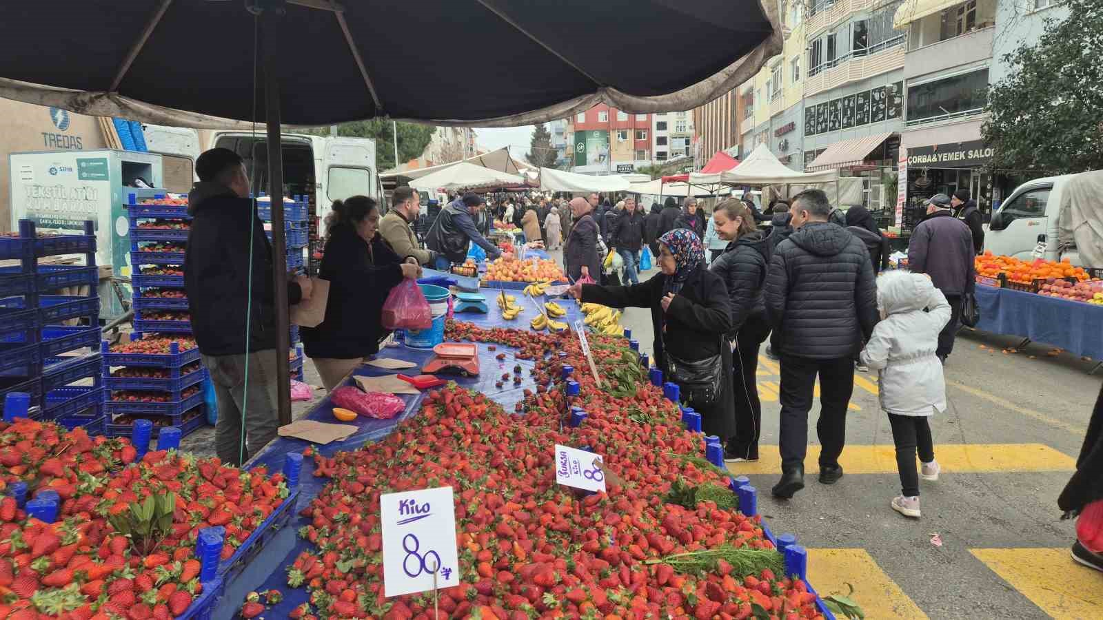 80 TL’lik çileğe yoğun ilgi
