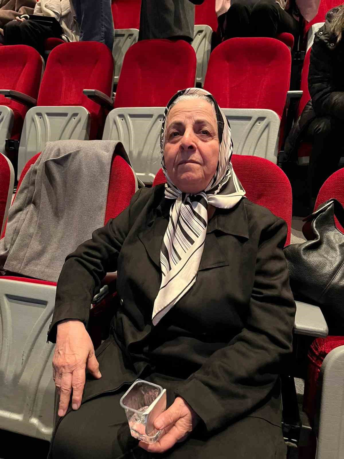 80 yaşındaki emekli öğretmen, kansere yenik düşen profesör kızını gözyaşlarıyla andı
