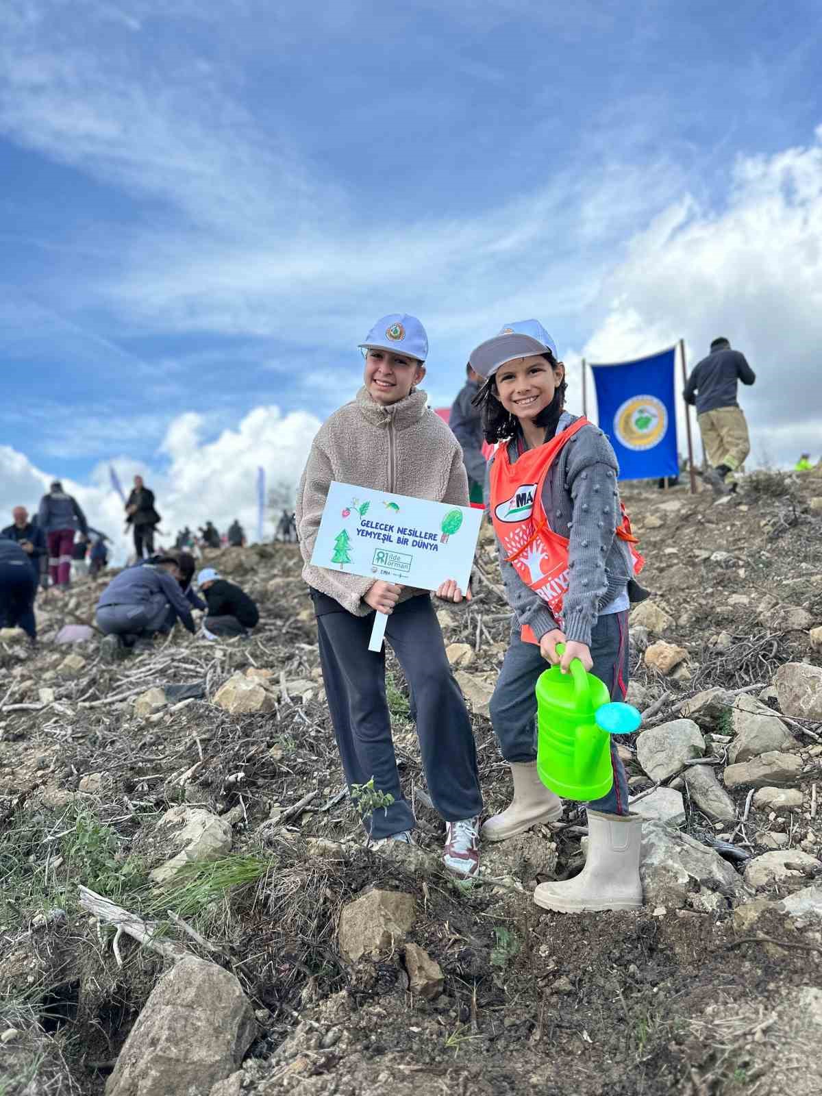 "81 İlde 81 Orman" projesi ilkbahar dikimleriyle devam ediyor
"81 İlde 81 Orman" projesi ilkbahar dikimleriyle devam ediyor