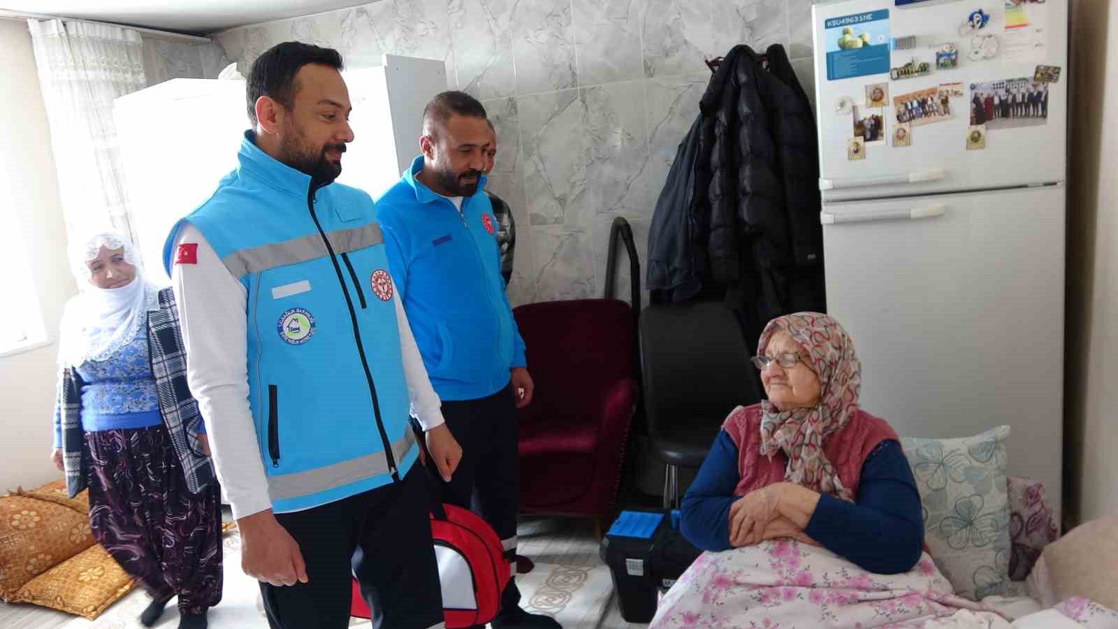 81 yaşındaki hastaya evinde diş tedavisi hizmeti
