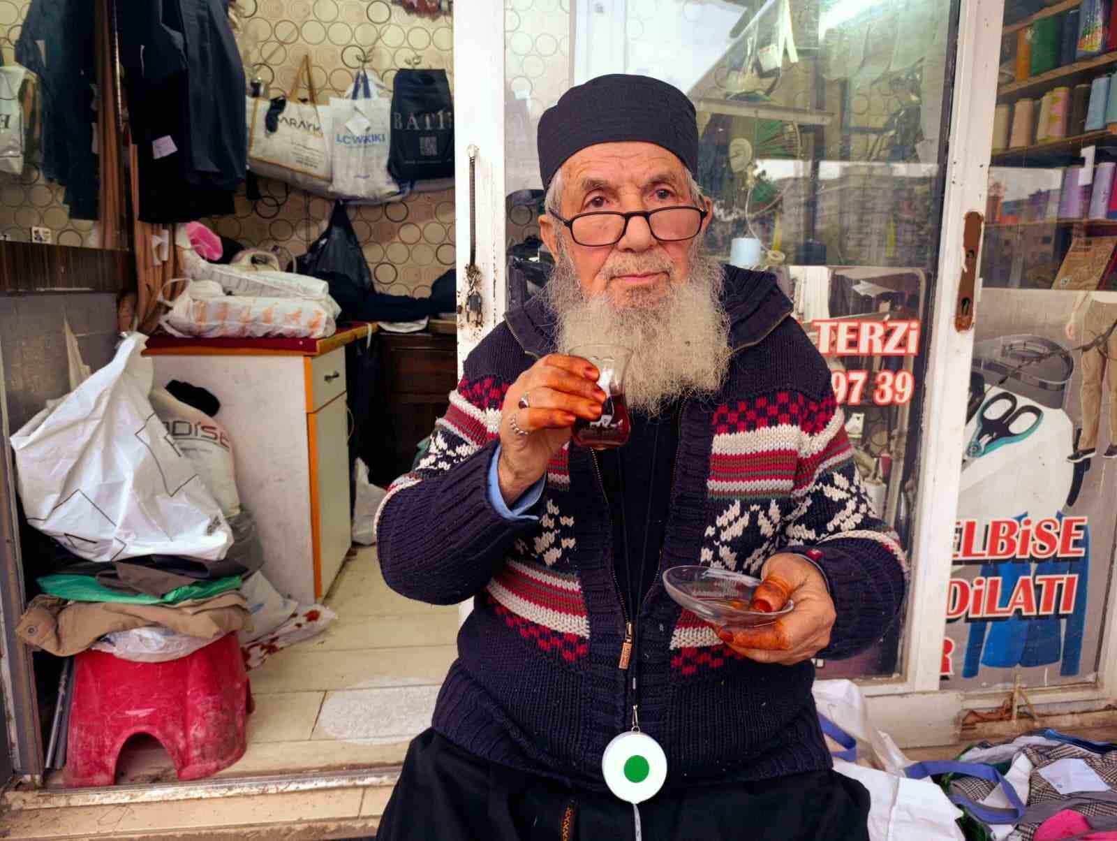 83’lük terzi, ilk günkü aşkla mesleğini sürdürüyor
