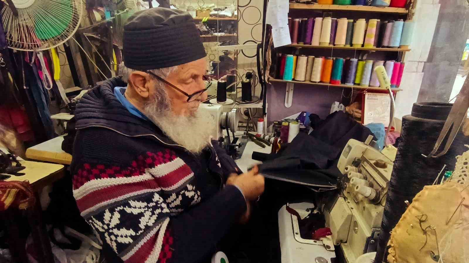 83’lük terzi, ilk günkü aşkla mesleğini sürdürüyor
