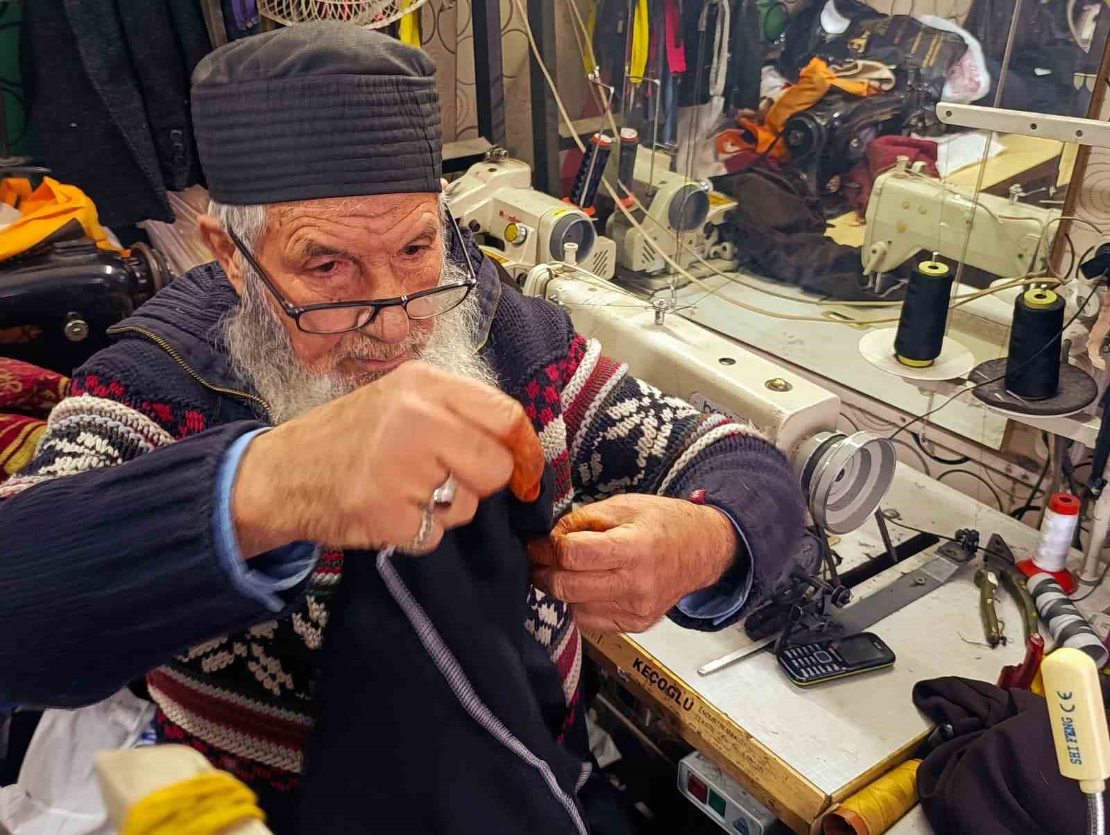 83’lük terzi, ilk günkü aşkla mesleğini sürdürüyor

