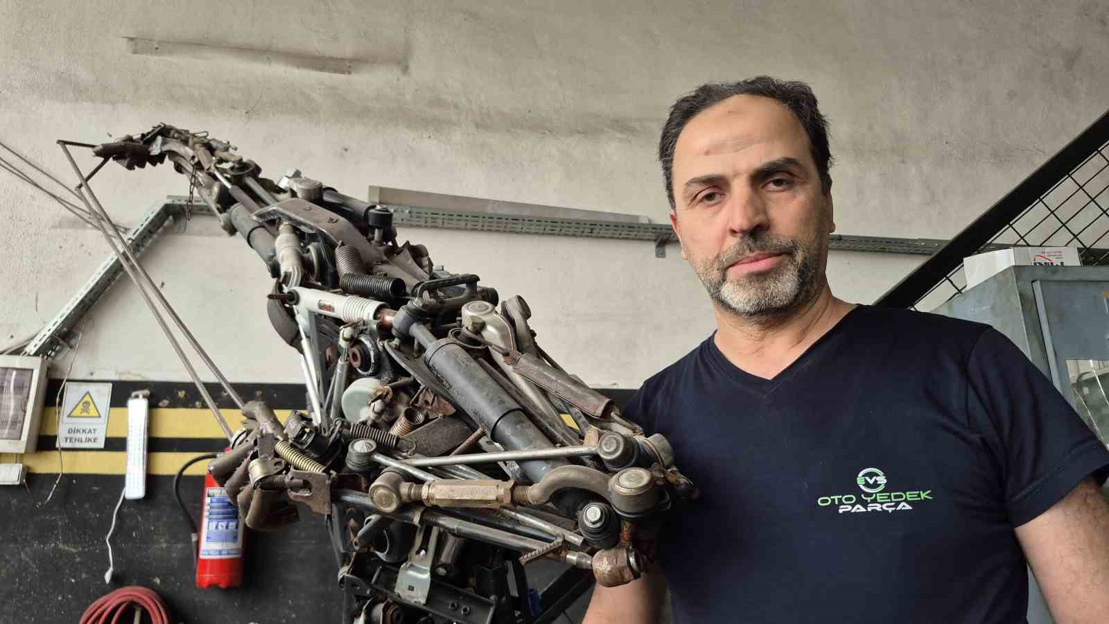 850 parça hurdayı birleştirdi, 200 kiloluk metal figür yaptı
