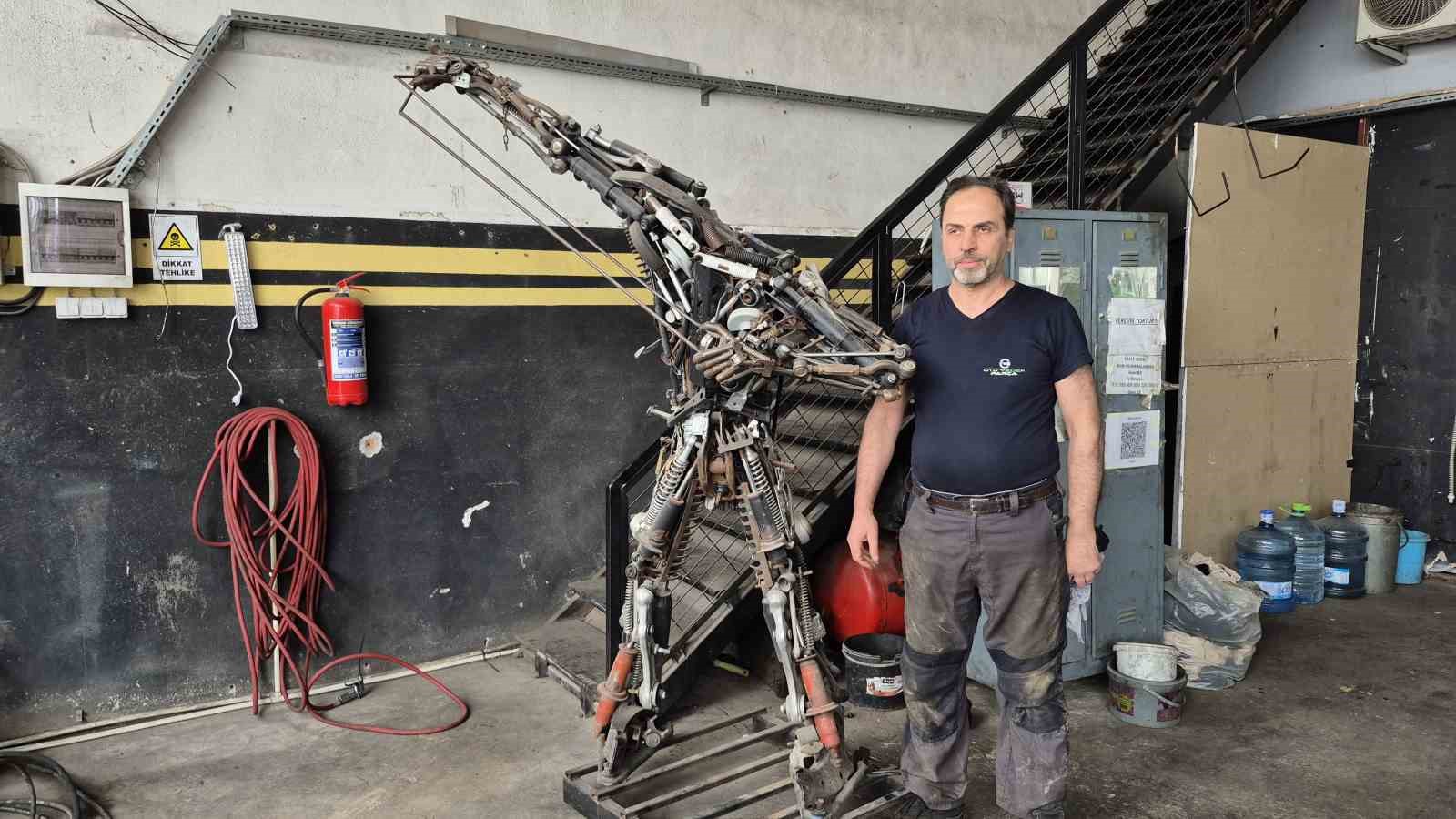 850 parça hurdayı birleştirdi, 200 kiloluk metal figür yaptı
