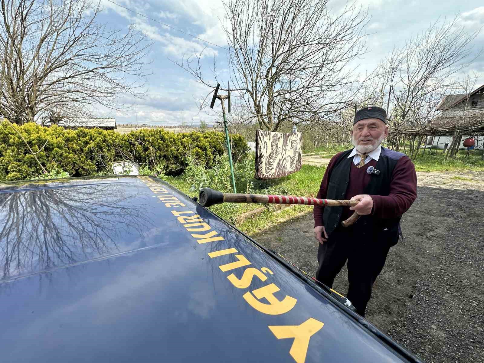 86 yaşında eşi için gelin arabası süsledi, kendi yazdığı şiirle aşkını haykırdı
