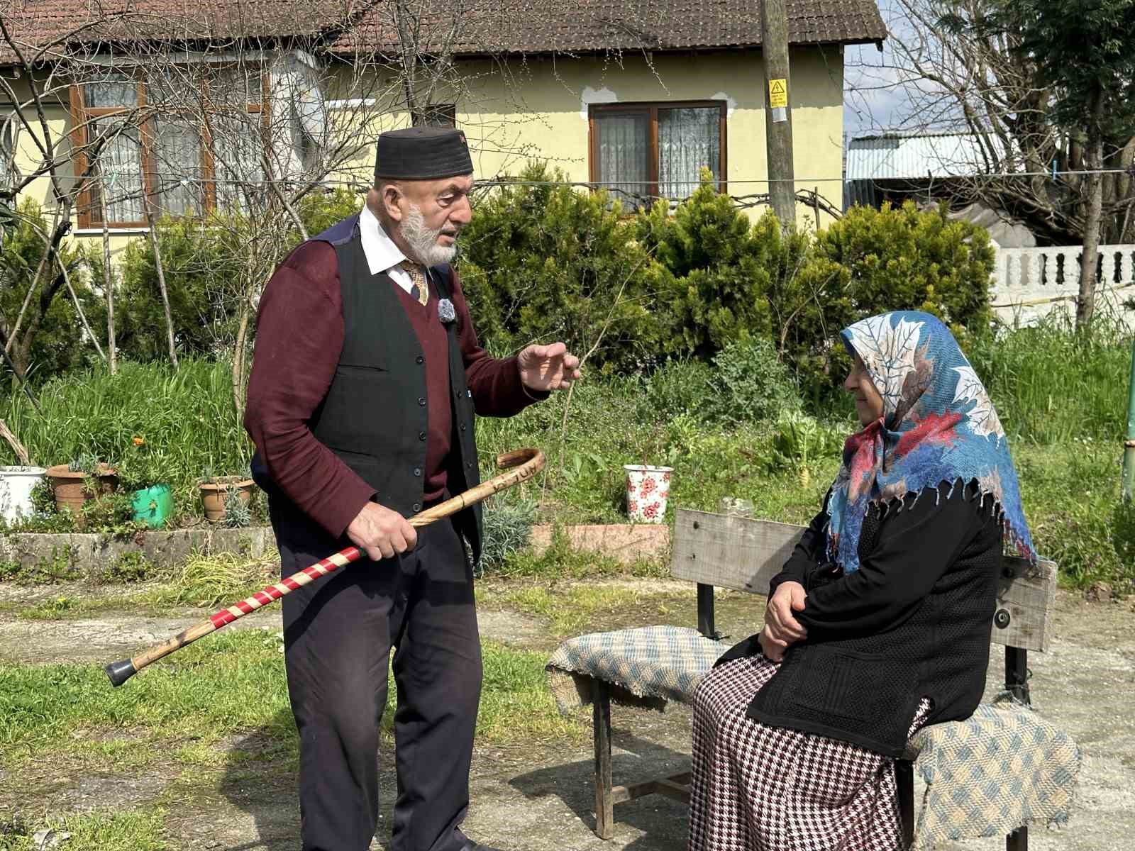 86 yaşında eşi için gelin arabası süsledi, kendi yazdığı şiirle aşkını haykırdı
