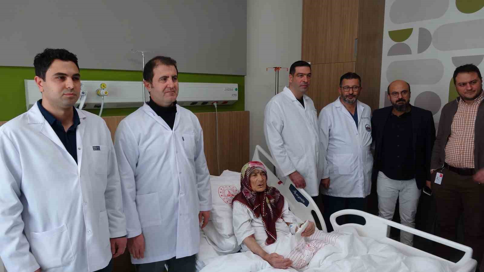 87 yaşındaki hastanın karnından 4,5 kilogramlık tümör çıkarıldı
