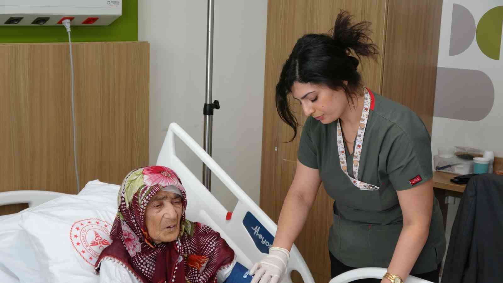 87 yaşındaki hastanın karnından 4,5 kilogramlık tümör çıkarıldı
