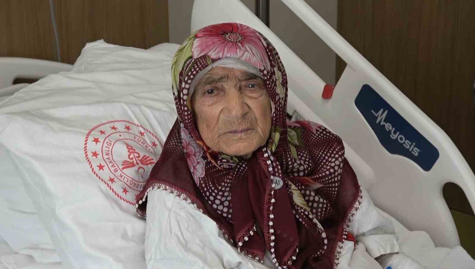 87 yaşındaki hastanın karnından 4,5 kilogramlık tümör çıkarıldı
