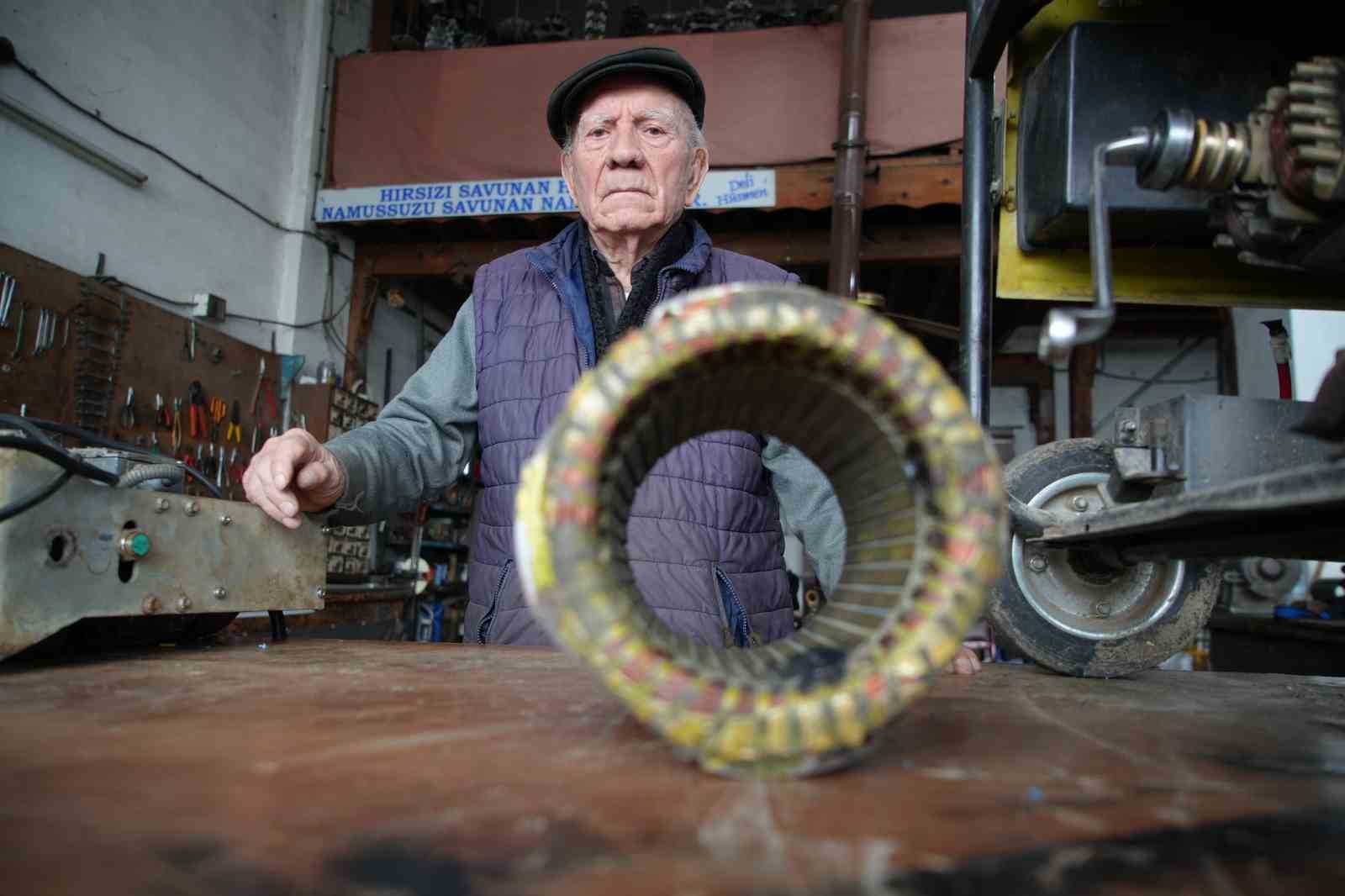 88’lik usta gençlere taş çıkarıyor
88’lik usta gençlere taş çıkarıyor