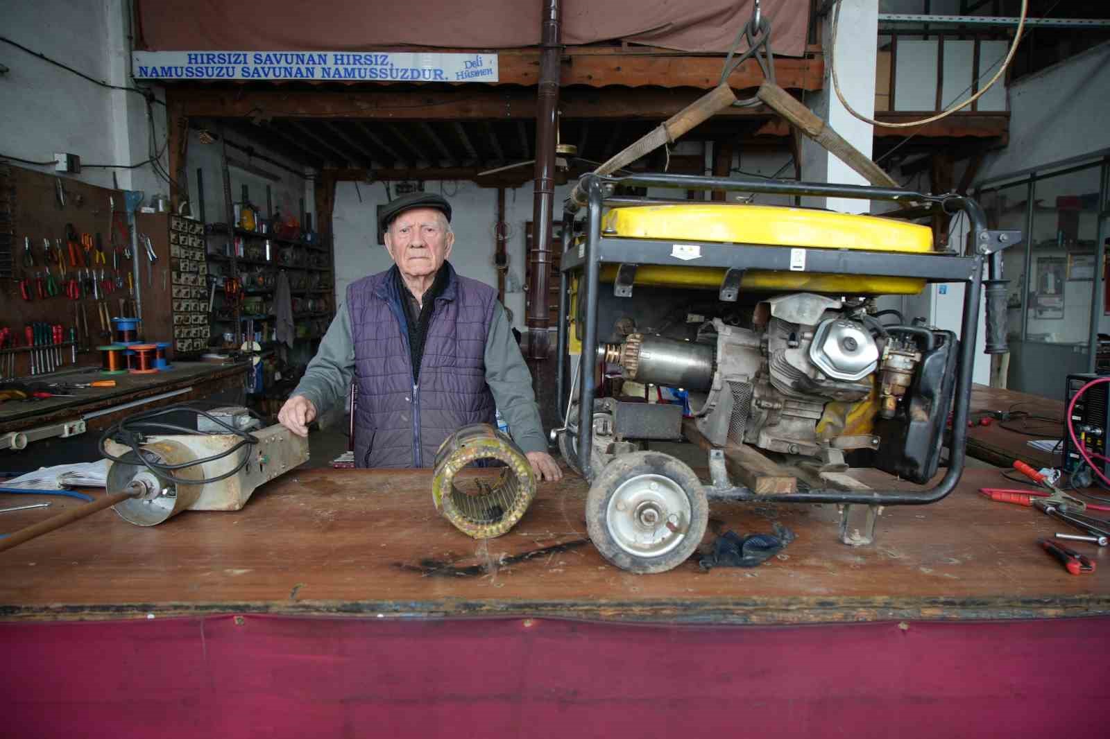 88’lik usta gençlere taş çıkarıyor
88’lik usta gençlere taş çıkarıyor