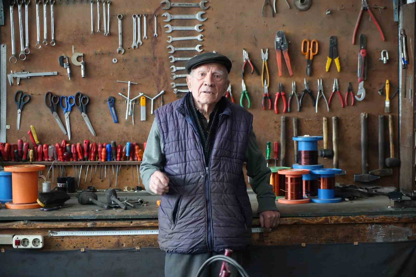 88’lik usta gençlere taş çıkarıyor
88’lik usta gençlere taş çıkarıyor