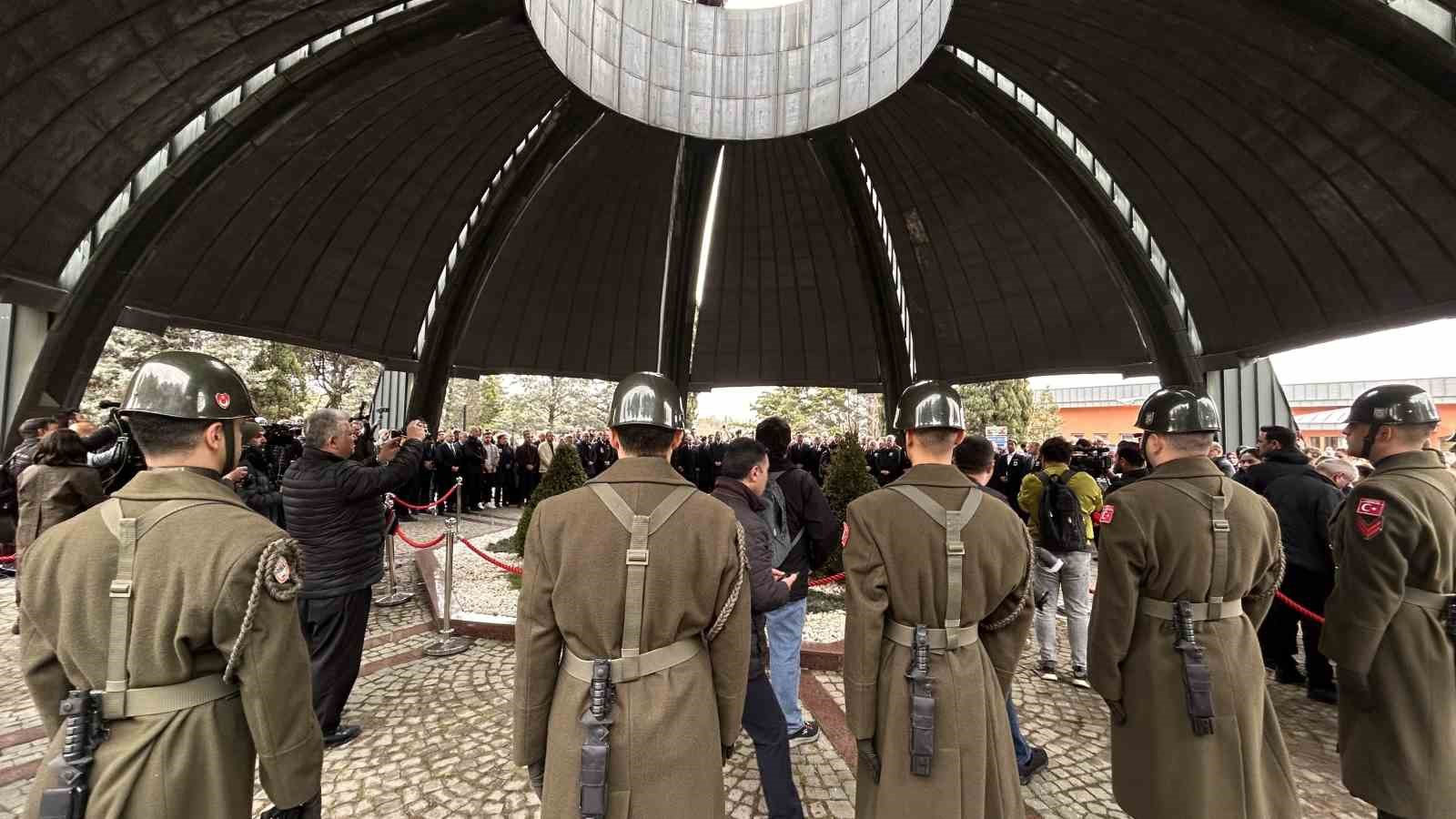 8’inci Cumhurbaşkanı Turgut Özal, vefatının 33’üncü seneyi devriyesinde kabri başında anıldı
