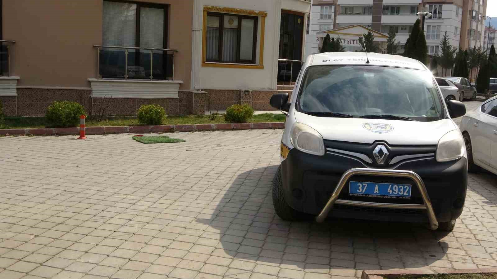 8’inci kattaki balkondan düşen genç hayatını kaybetti
