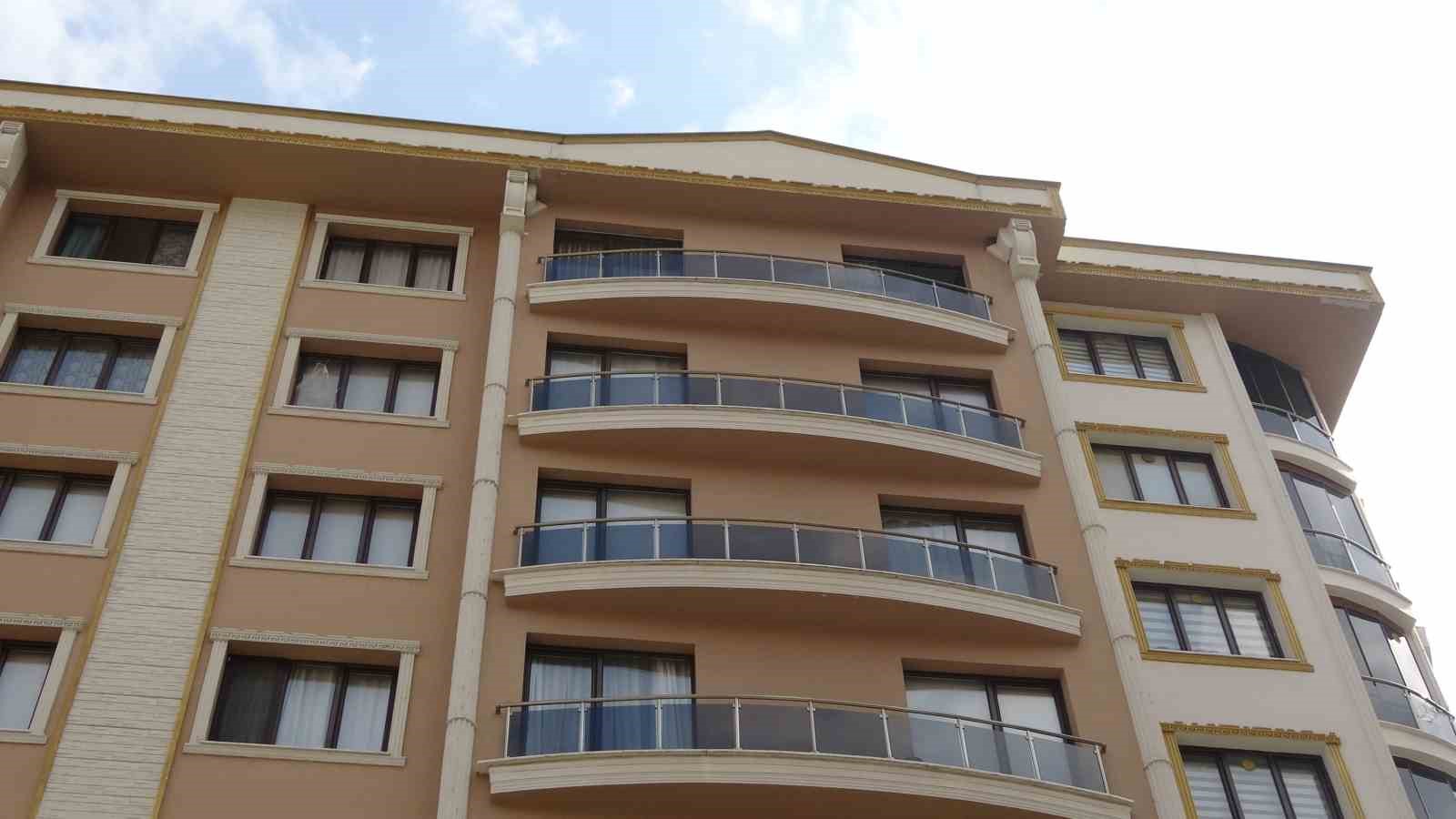 8’inci kattaki balkondan düşen genç hayatını kaybetti
