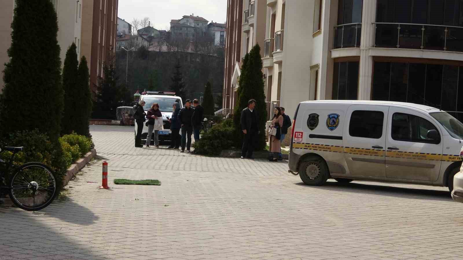 8’inci kattaki balkondan düşen genç hayatını kaybetti
