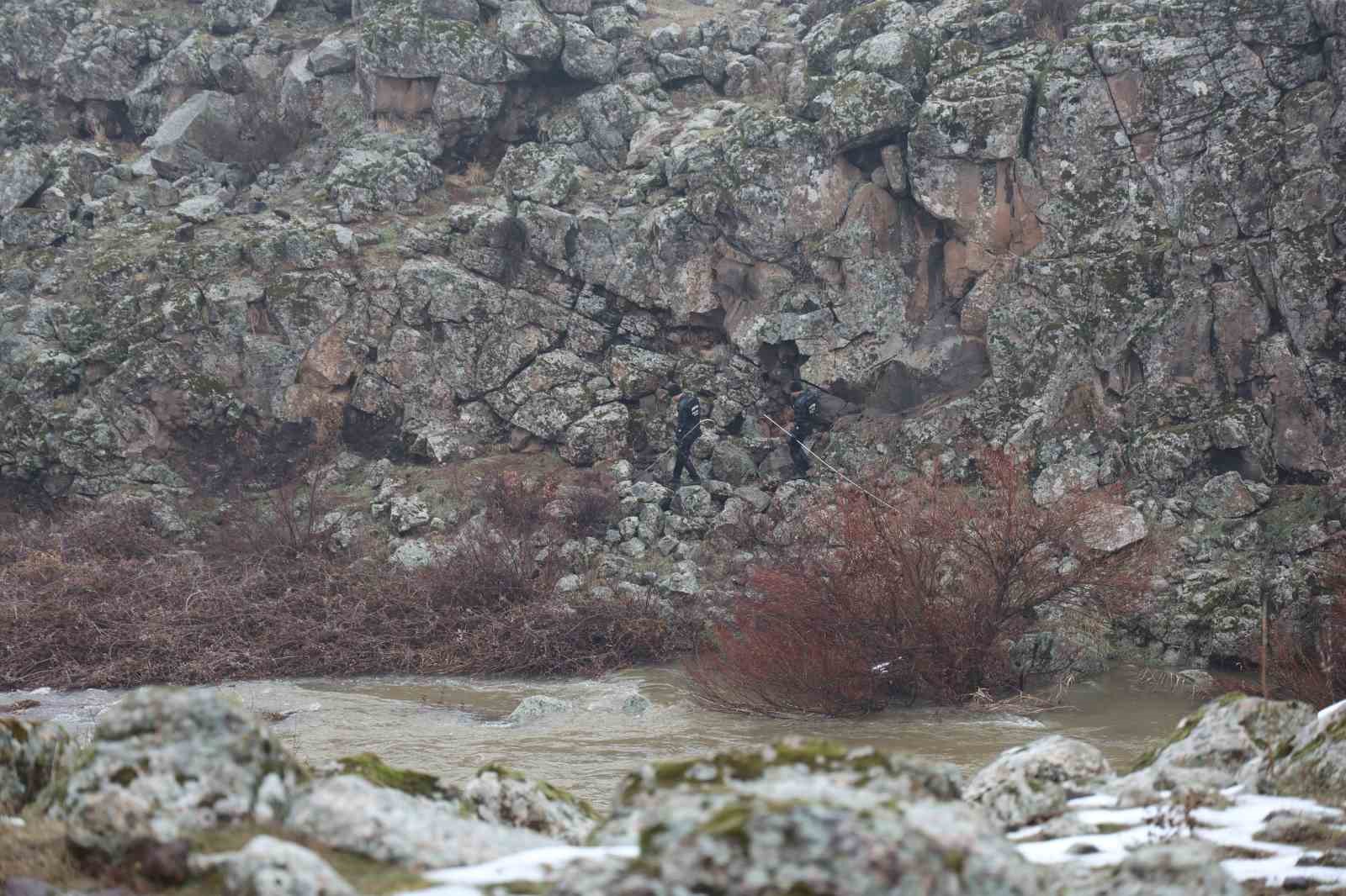 9 gündür kayıp olan kadının eşi Şeyhmus Kılıç: "Hepimizin psikolojisi bozuldu"
9 gündür kayıp olan kadının eşi Şeyhmus Kılıç: "Hepimizin psikolojisi bozuldu"